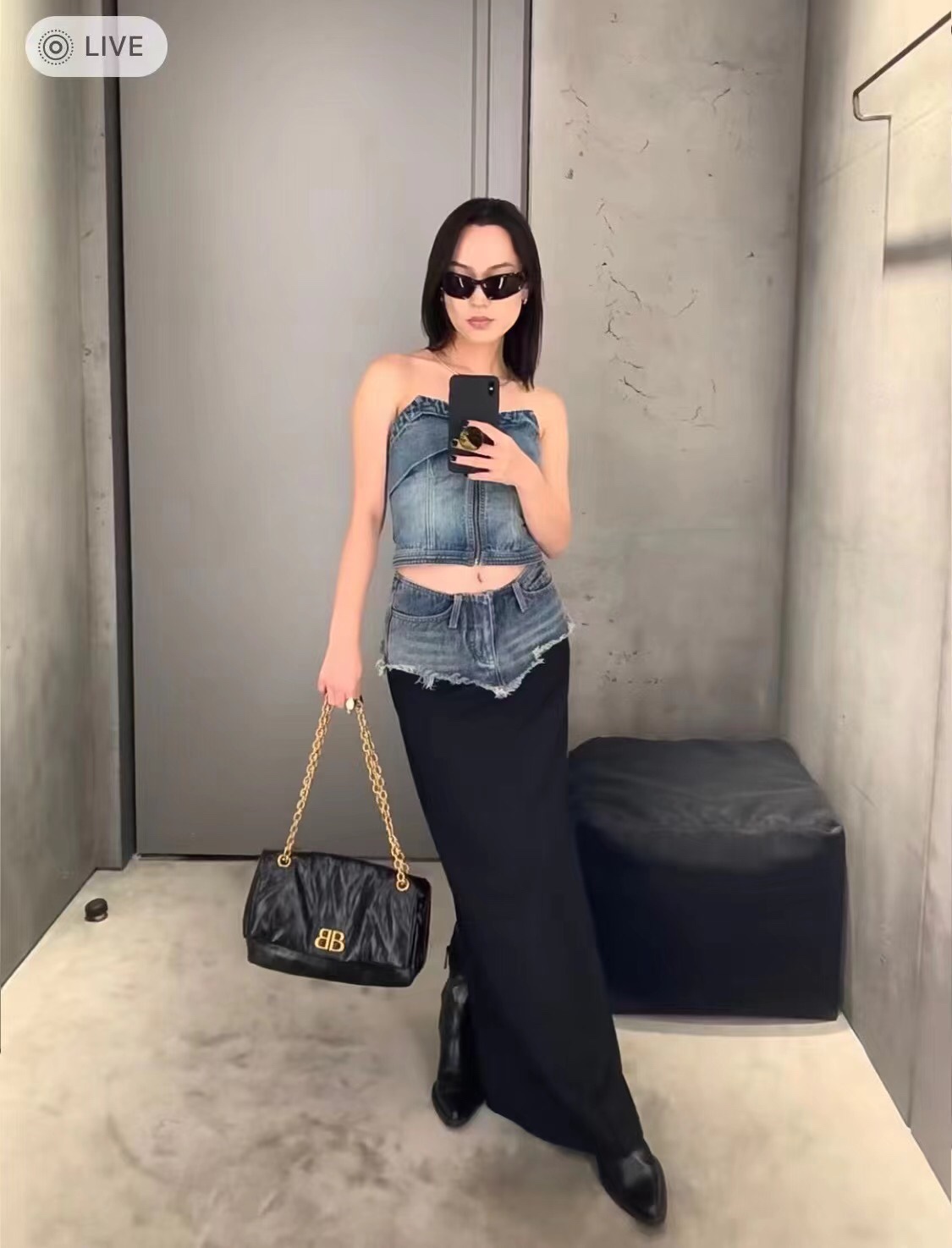 Balenciaga baenciaga monaco puff bag small black gold upper body picture