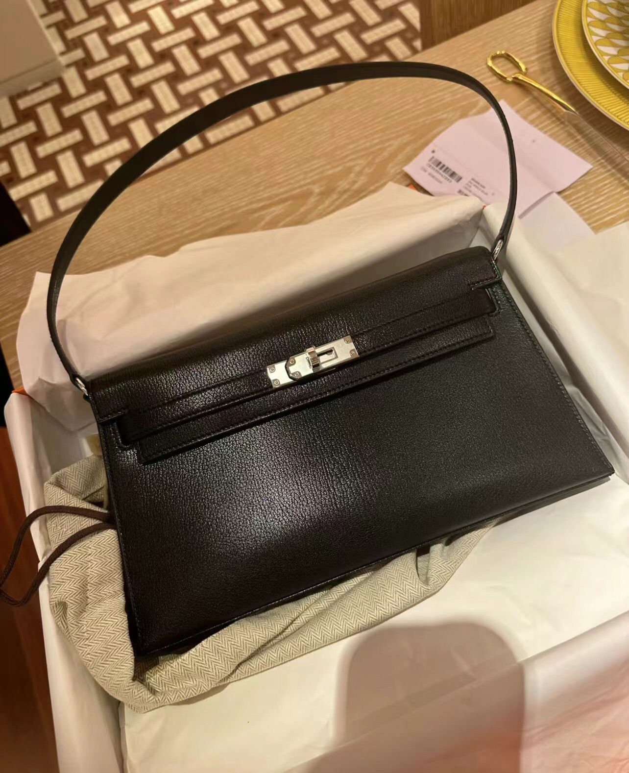 Year-end capital benefits!! 1950The new goatskin kelly elan, a reincarnation of fashion, can be used as an armpit bag or a clutch bag. T