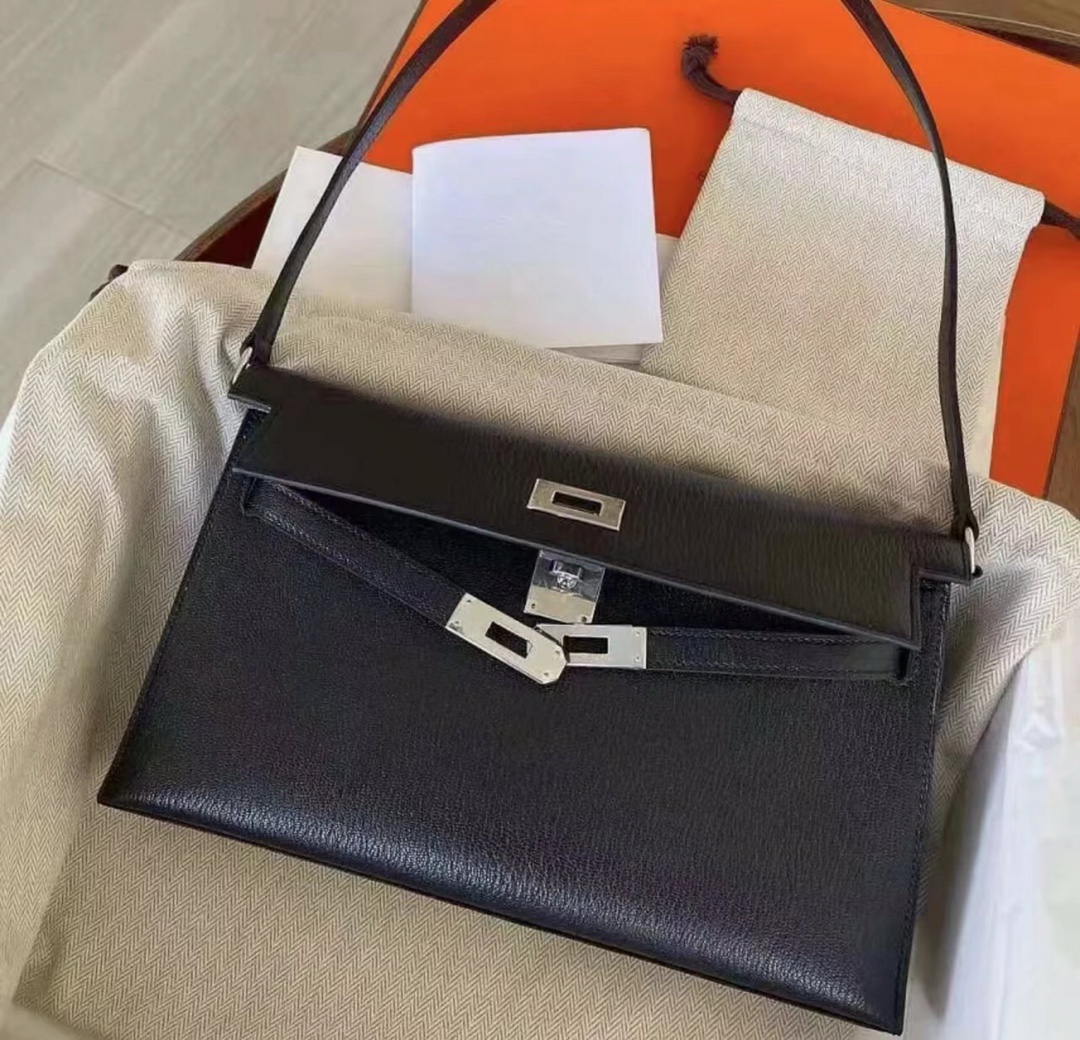 Year-end capital benefits!! 1950The new goatskin kelly elan, a reincarnation of fashion, can be used as an armpit bag or a clutch bag. T