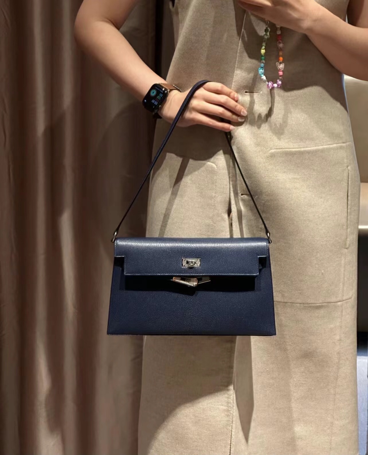 Year-end capital benefits!! 1950The new goatskin kelly elan, a reincarnation of fashion, can be used as an armpit bag or a clutch bag. T