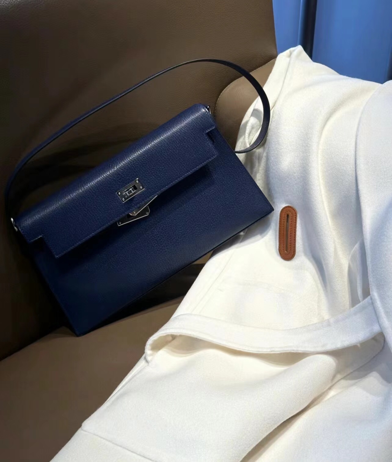 Year-end capital benefits!! 1950The new goatskin kelly elan, a reincarnation of fashion, can be used as an armpit bag or a clutch bag. T