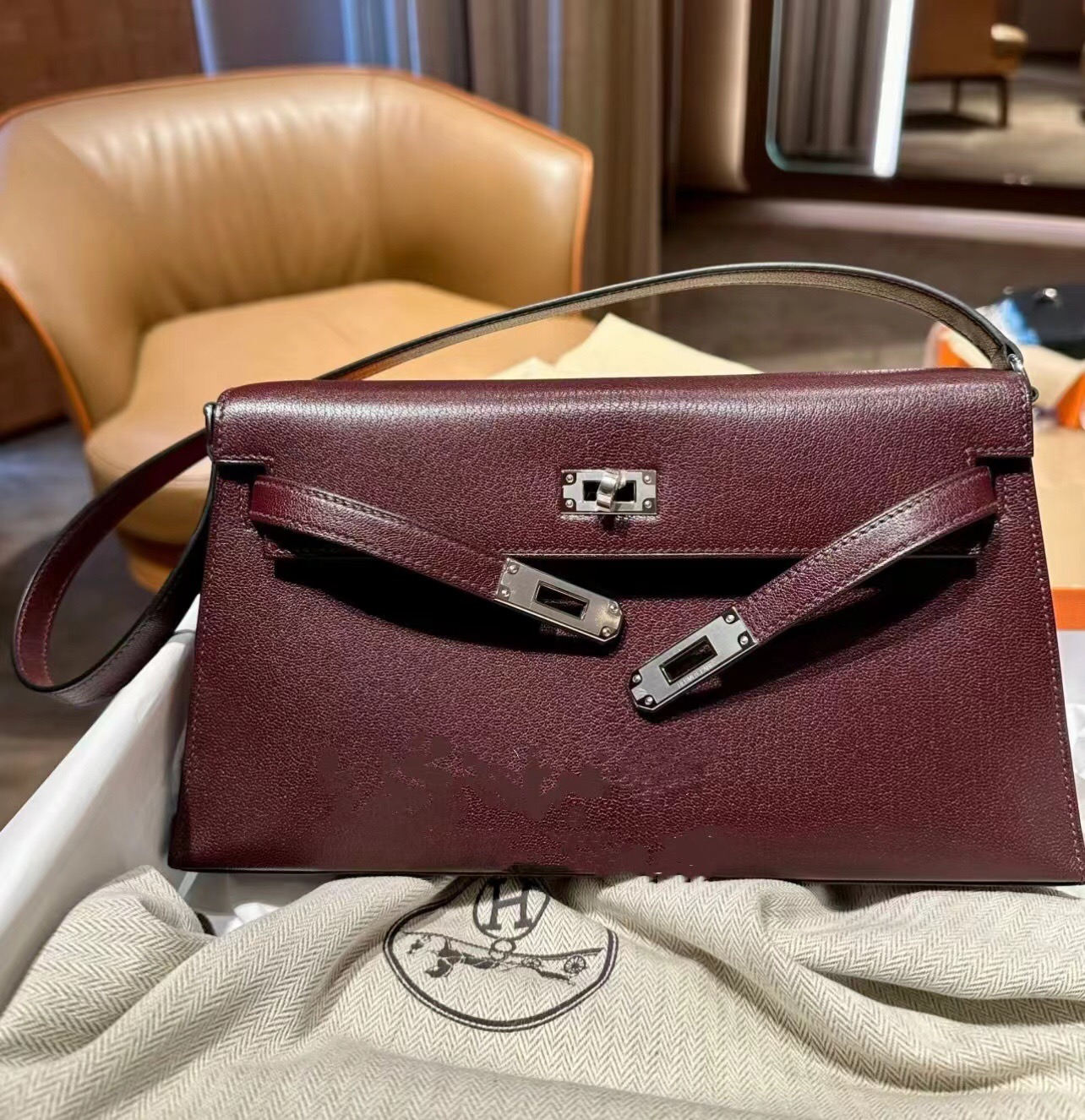 Year-end capital benefits!! 1950The new goatskin kelly elan, a reincarnation of fashion, can be used as an armpit bag or a clutch bag. T