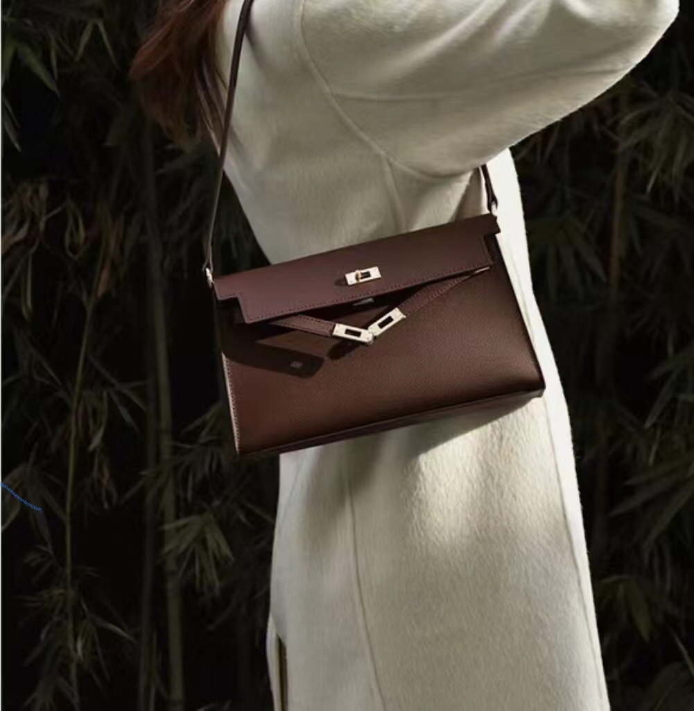 Year-end capital benefits!! 1950The new goatskin kelly elan, a reincarnation of fashion, can be used as an armpit bag or a clutch bag. T