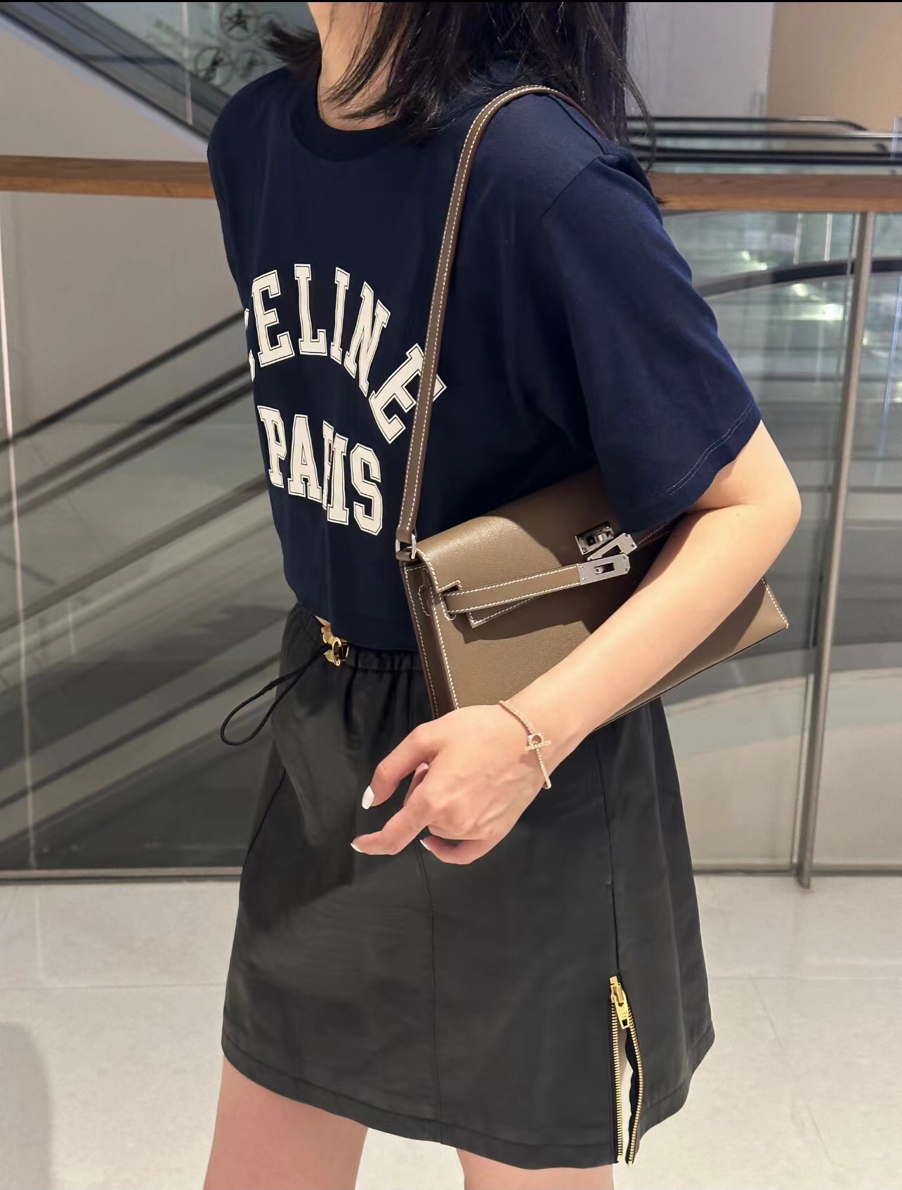 Year-end capital benefits!! 1950The new goatskin kelly elan, a reincarnation of fashion, can be used as an armpit bag or a clutch bag. T