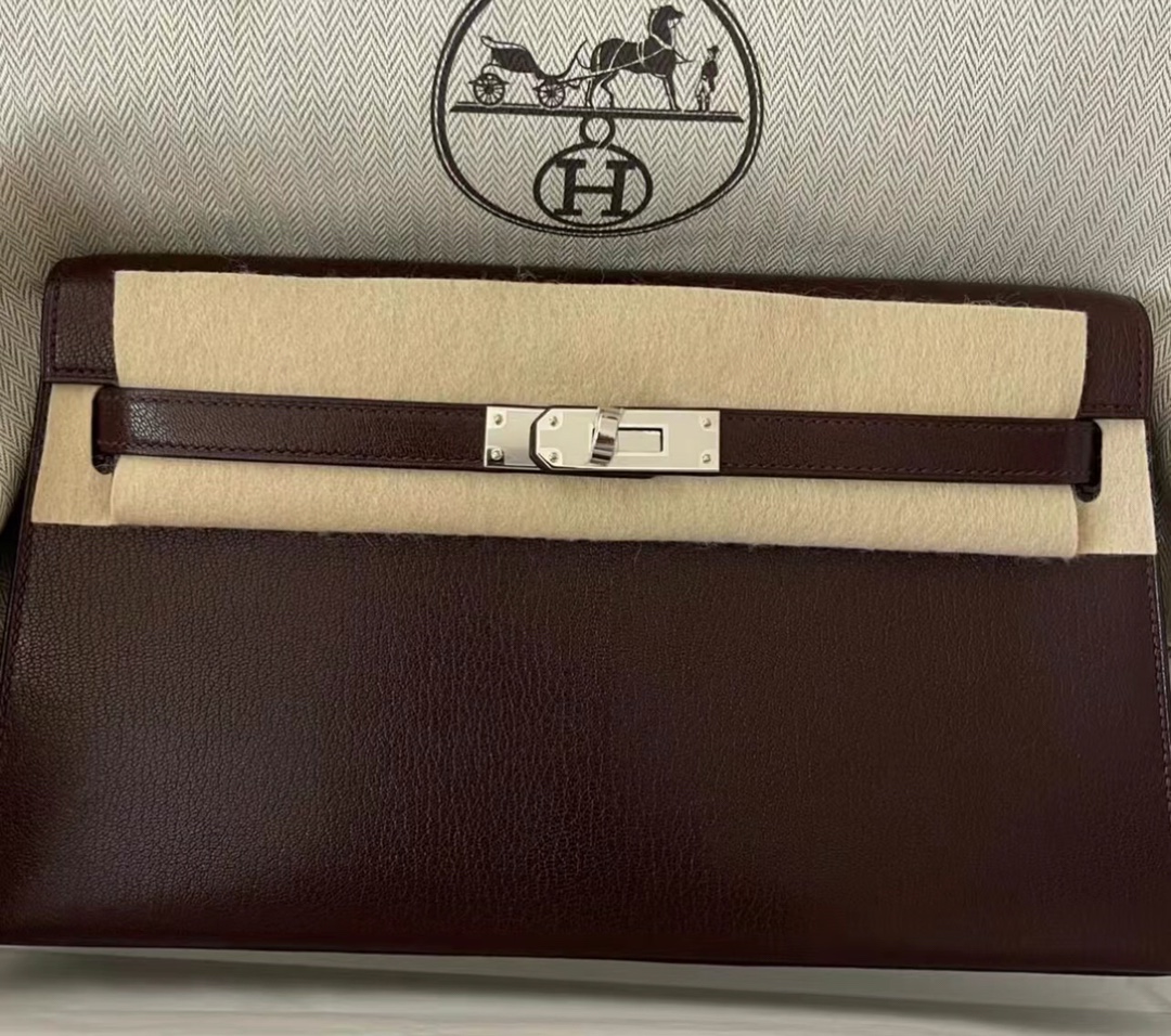 Year-end capital benefits!! 1950The new goatskin kelly elan, a reincarnation of fashion, can be used as an armpit bag or a clutch bag. T