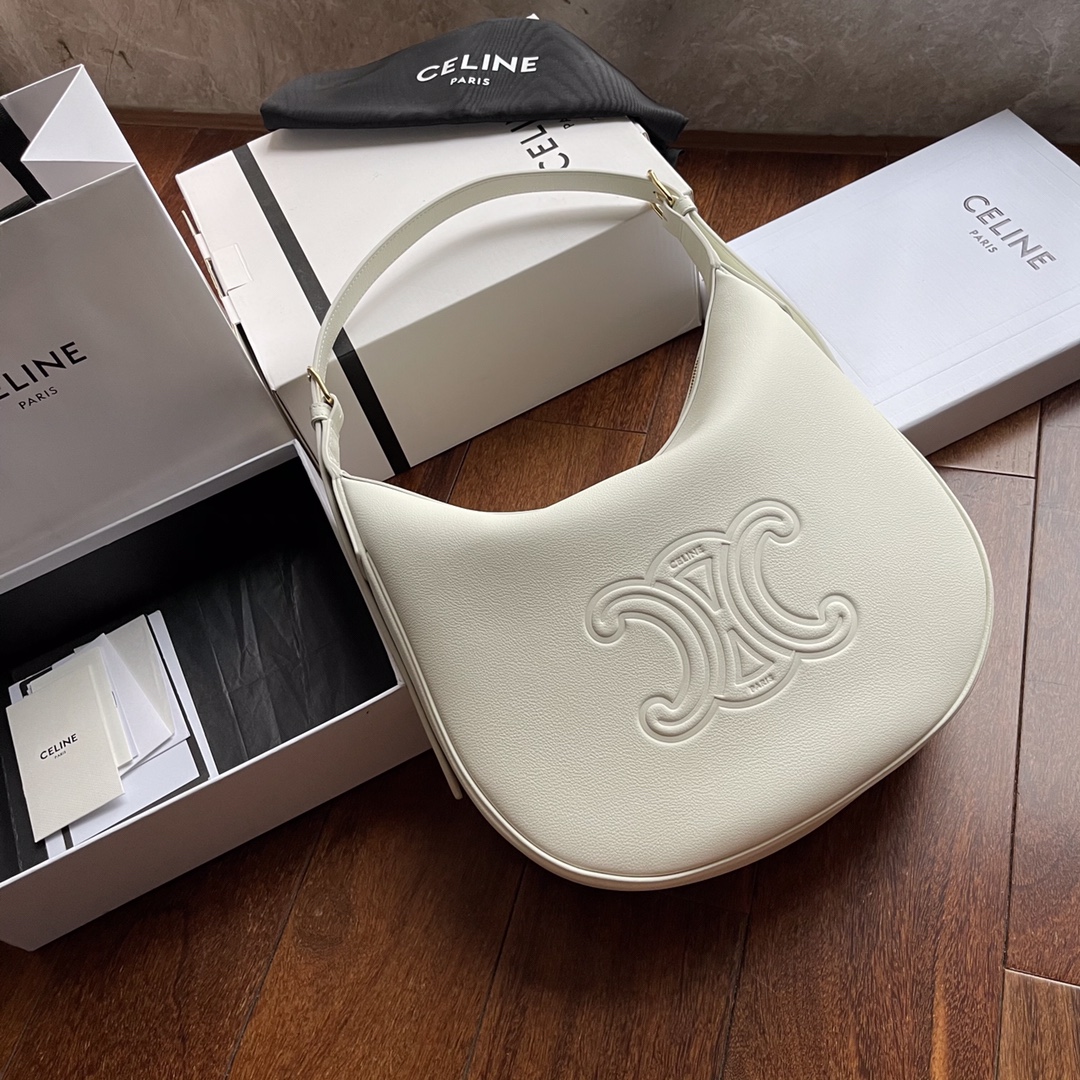 Celine's new HELOISE HOBO armpit bag is a must-have in autumn and winter! The round and smooth curved body of the bag even looks a bit like an en