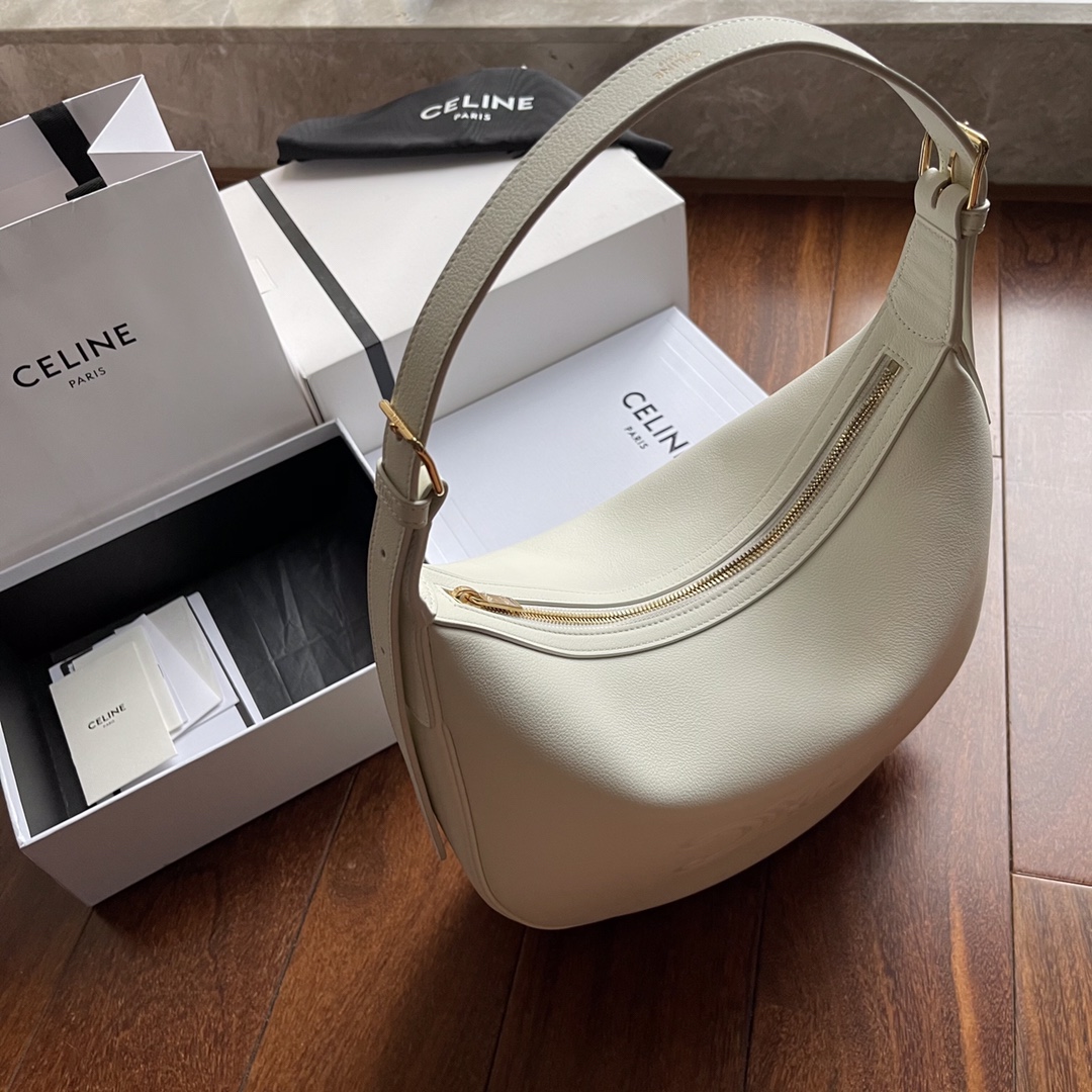 Celine's new HELOISE HOBO armpit bag is a must-have in autumn and winter! The round and smooth curved body of the bag even looks a bit like an en