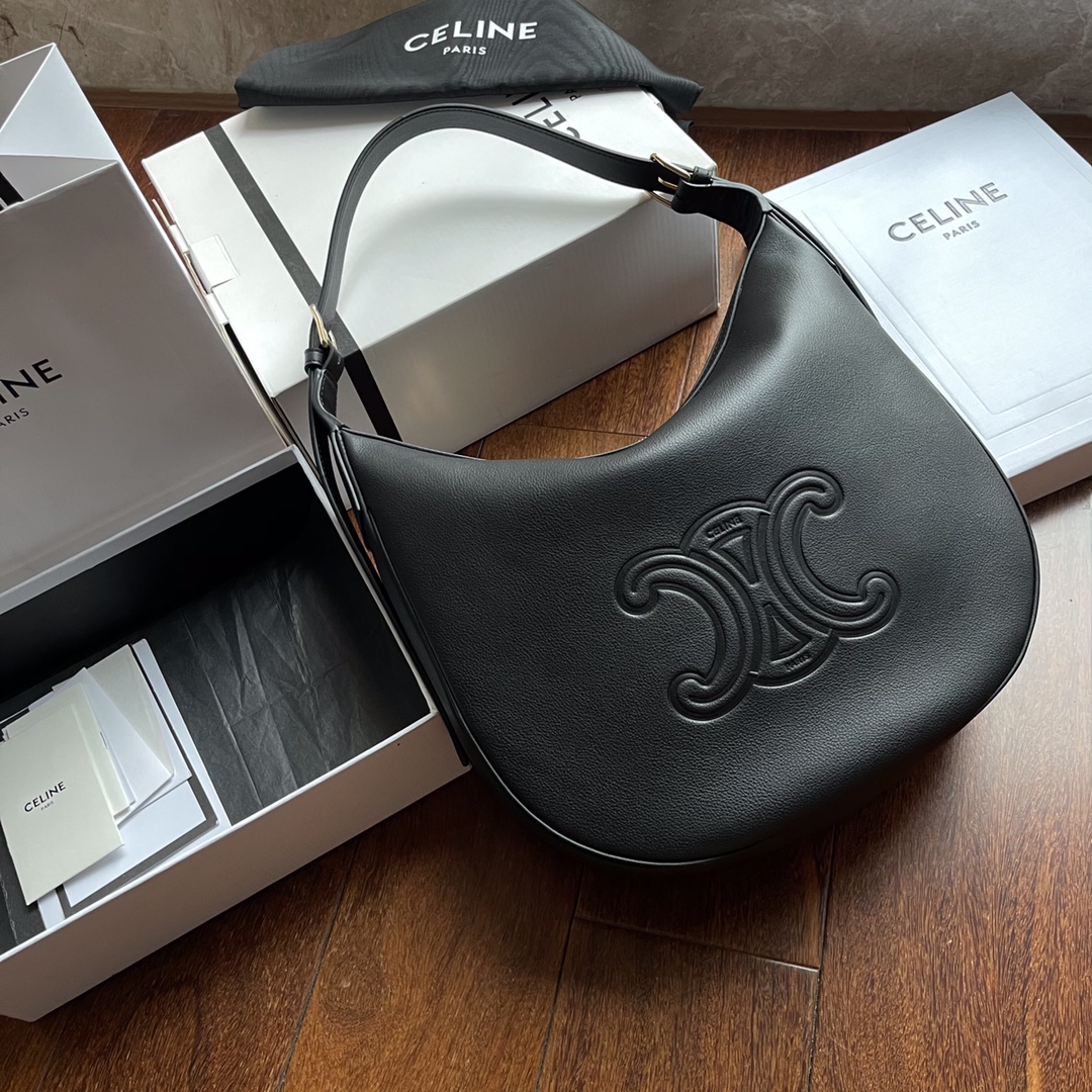 Celine's new HELOISE HOBO armpit bag is a must-have in autumn and winter! The round and smooth curved body of the bag even looks a bit like an en
