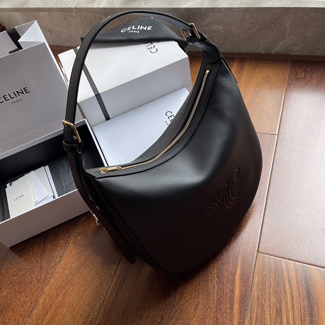 Celine's new HELOISE HOBO armpit bag is a must-have in autumn and winter! The round and smooth curved body of the bag even looks a bit like an en