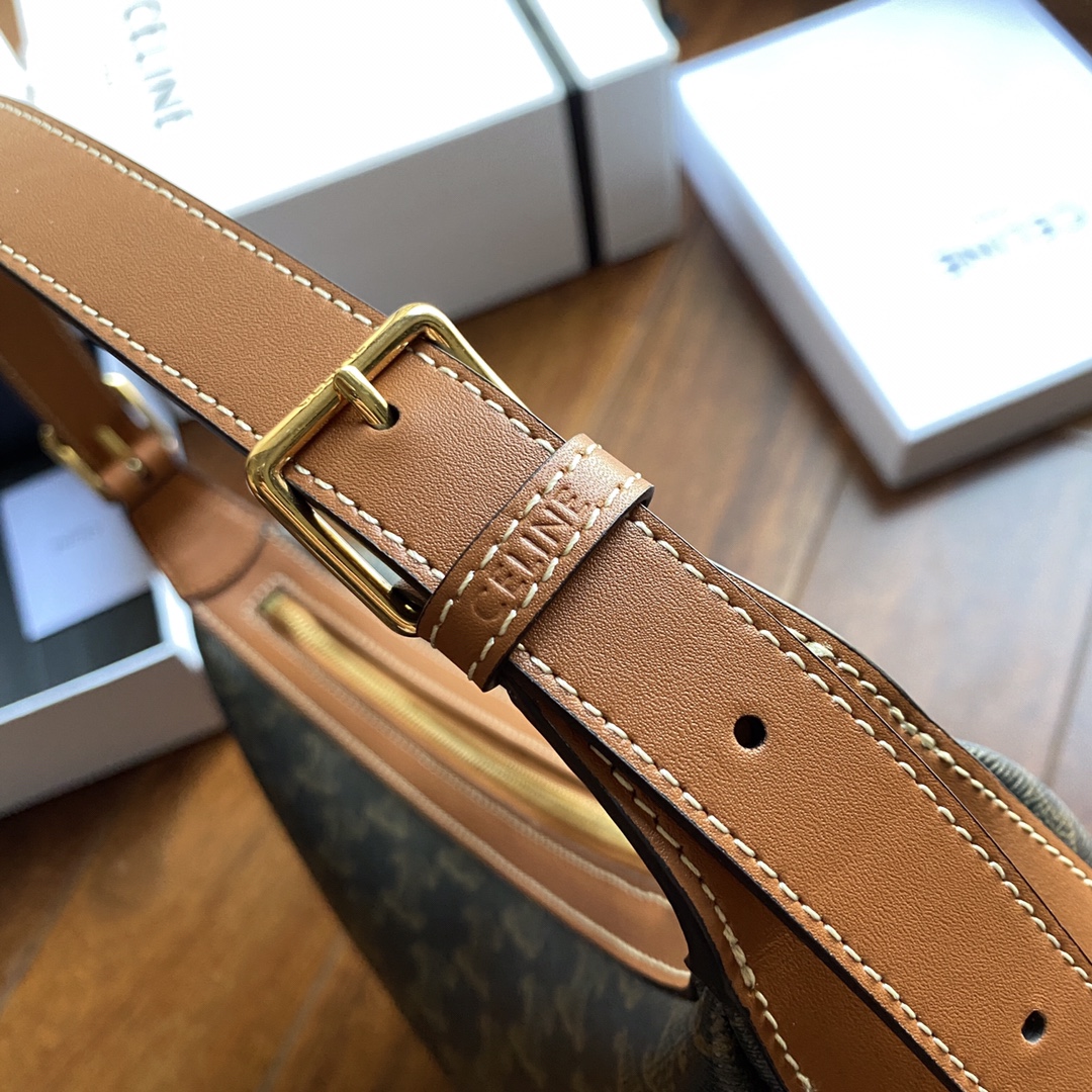 Celine's new HELOISE HOBO armpit bag is a must-have in autumn and winter! The round and smooth curved body of the bag even looks a bit like an en