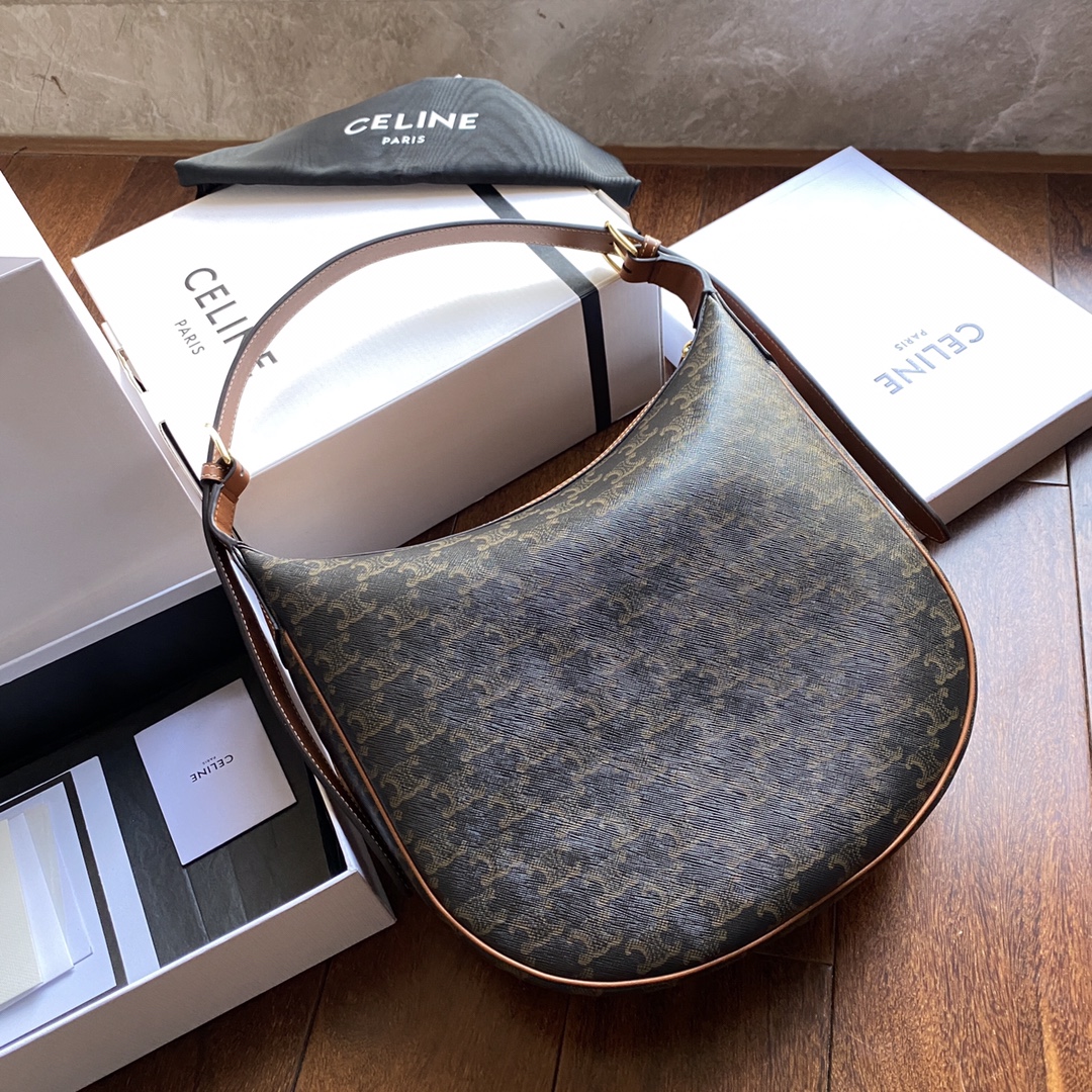 Celine's new HELOISE HOBO armpit bag is a must-have in autumn and winter! The round and smooth curved body of the bag even looks a bit like an en