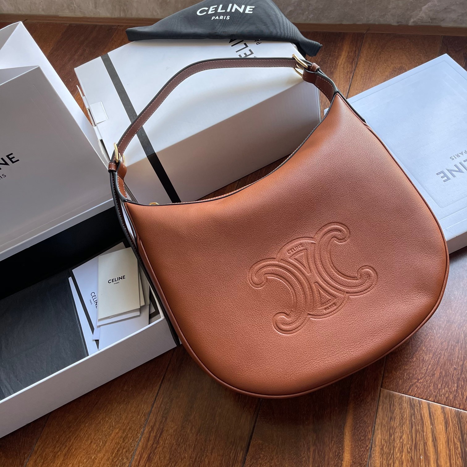 Celine's new HELOISE HOBO armpit bag is a must-have in autumn and winter! The round and smooth curved body of the bag even looks a bit like an en