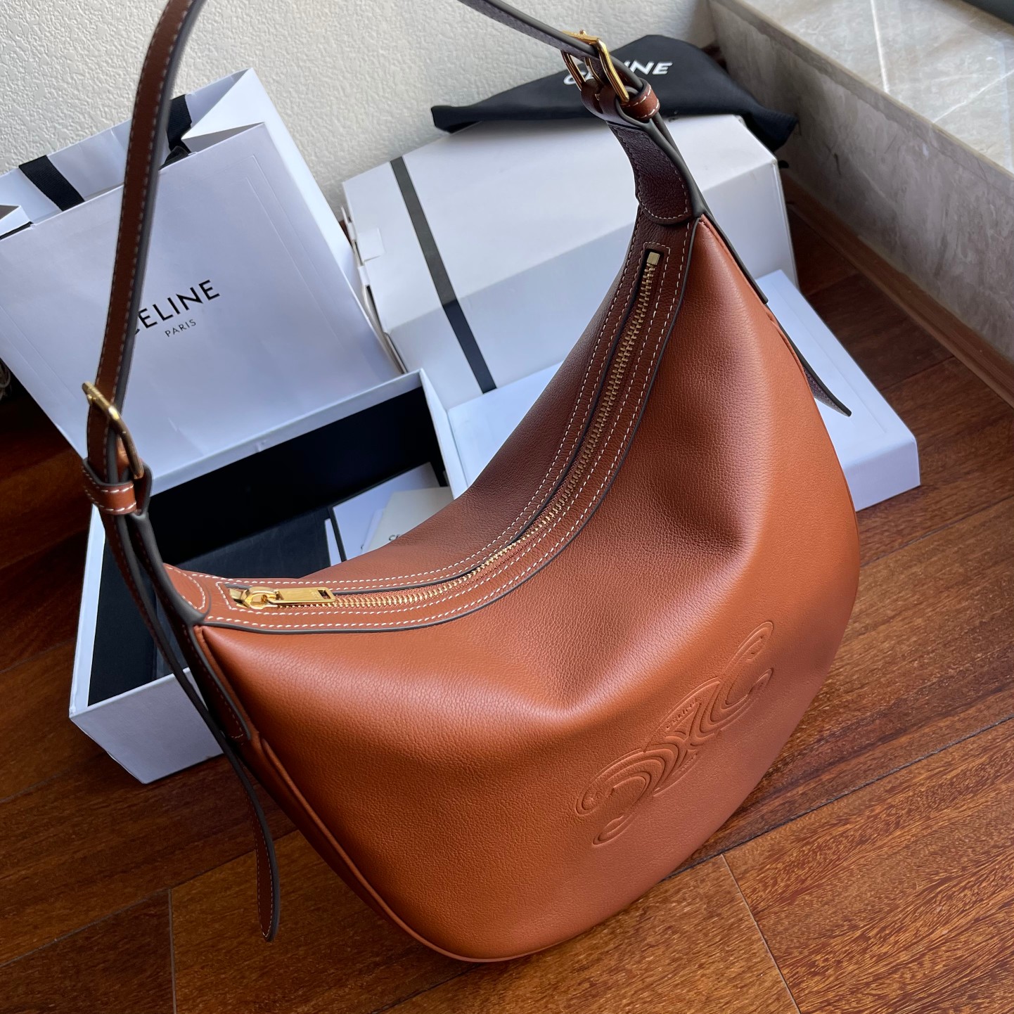 Celine's new HELOISE HOBO armpit bag is a must-have in autumn and winter! The round and smooth curved body of the bag even looks a bit like an en