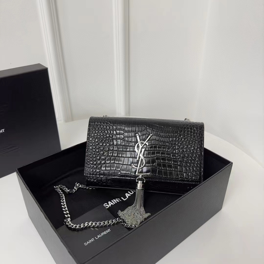 Saint Laurent Feedback 750Arrived again ~ YSL tassel bag. The crocodile pattern and white tassel hardware are a perfect match. Our hardware craft