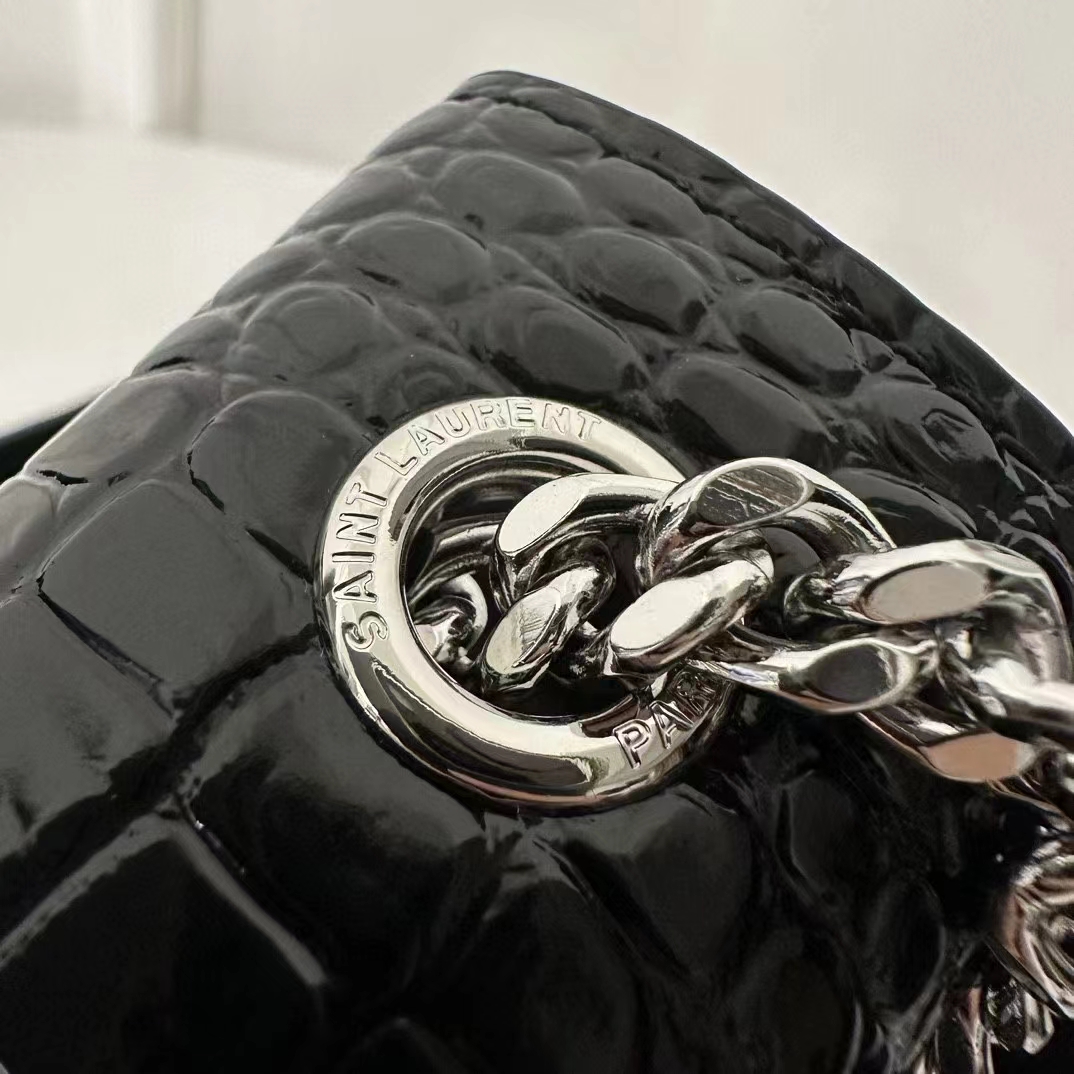 Saint Laurent Feedback 750Arrived again ~ YSL tassel bag. The crocodile pattern and white tassel hardware are a perfect match. Our hardware craft
