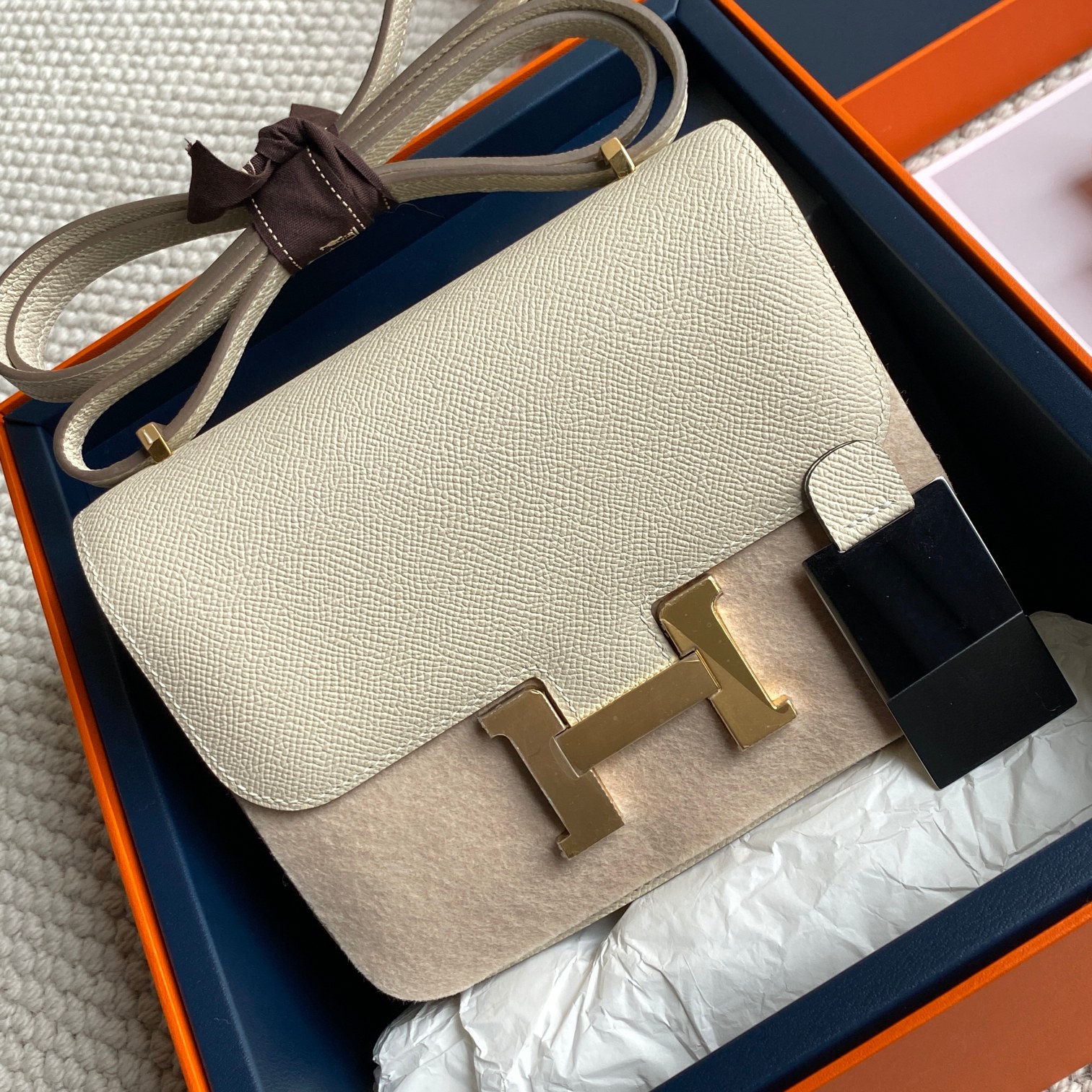 Hermès Original price of 4,000, cash back price2100Constance 18 New CK10 milkshake white Constance with mirror, fully handmade, original Epsom, t
