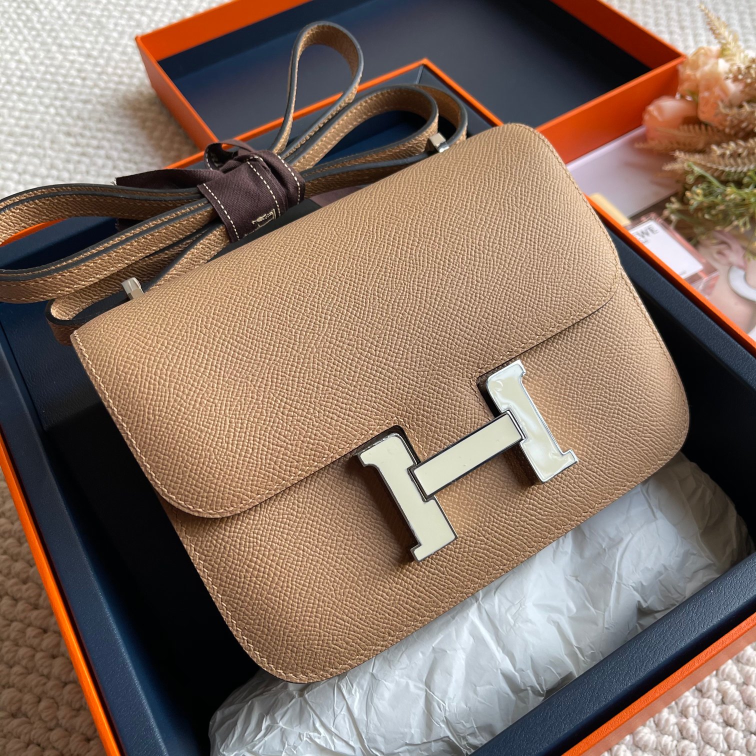 Hermès Original price 4,000, cashback price2380Constance 18 Kangkang new model 0M milk tea color enamel buckle Constance with mirror fully handma