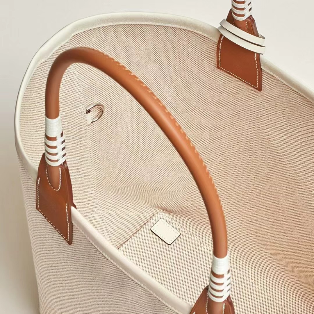 Hermès There are more than 30,000 pictures on the official website