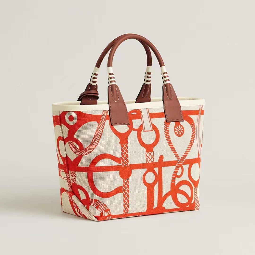 Hermès Pictures of the new color scheme at the counter are being taken