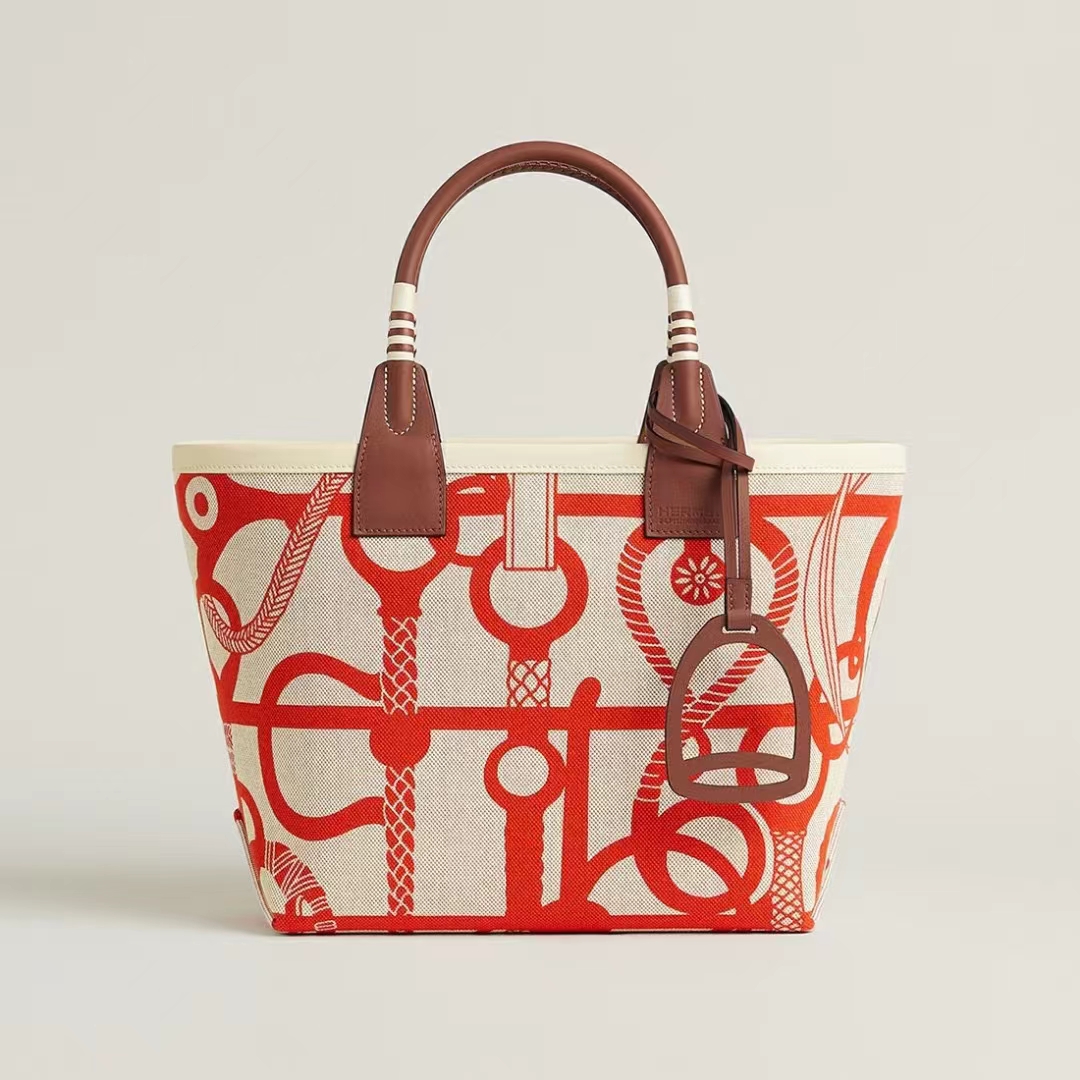 Hermès Pictures of the new color scheme at the counter are being taken
