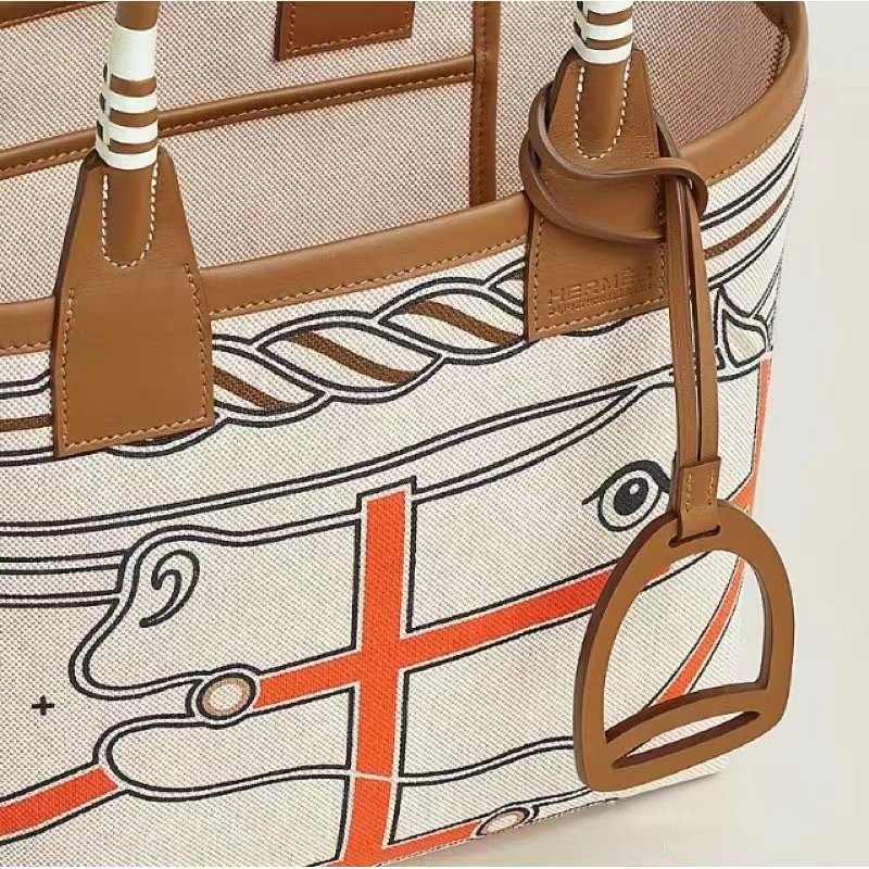 Hermès Pictures of the new color scheme at the counter are being taken