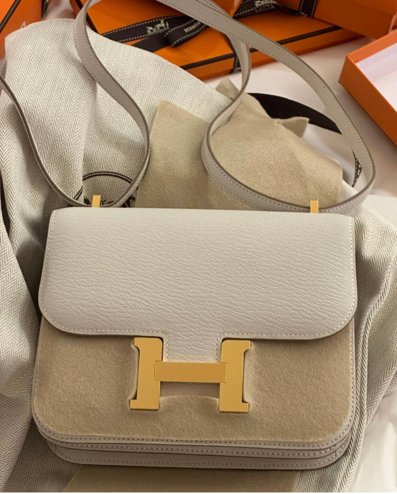 Hermès The colors that are very difficult to match at constance counters are goatskin, mushroom white, inner spelling 4B, and biscuit color.