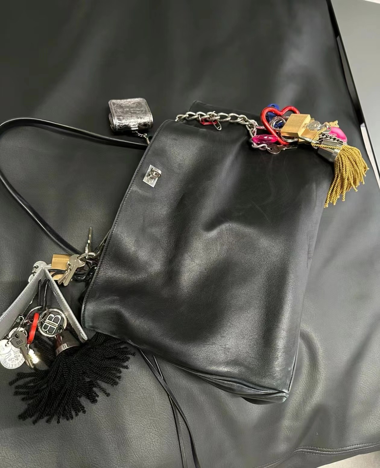 Blenciaga Rodeo This bag from Balenciaga is so explosive. It combines a sense of luxury, relaxation, and old money style. The design of the two l