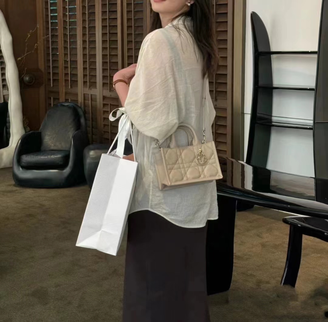 Dior Milk tea color upper body picture