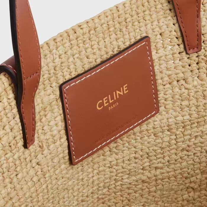 Celine Official website synchronized picture, more than 30,000 yuan for sale