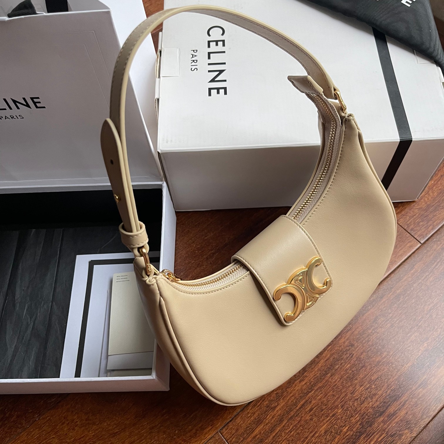Celine Ava's new armpit bag with large logo in cowhide has a good-looking retro literary atmosphere~ It directly hits my heart. It's really nice!