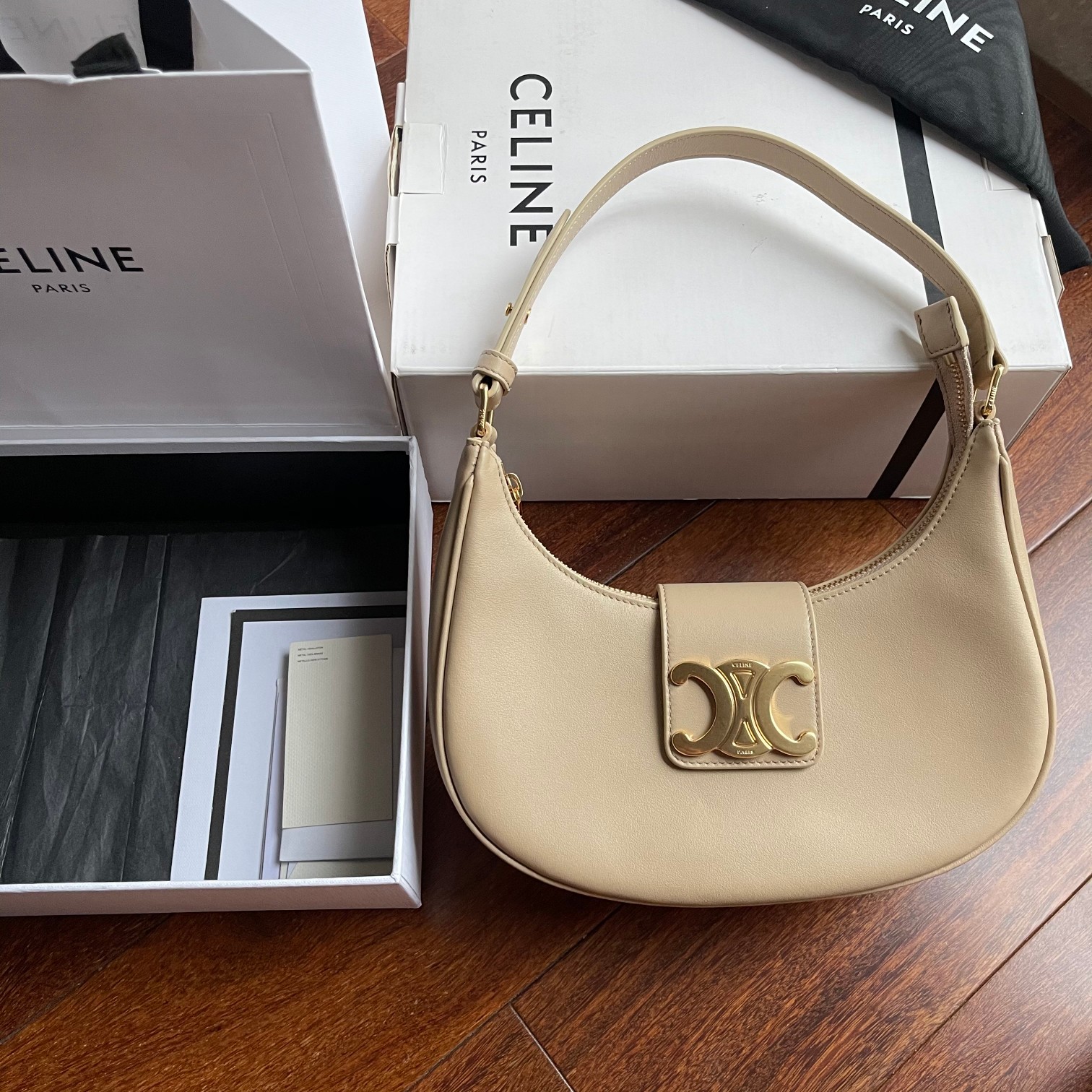 Celine Ava's new armpit bag with large logo in cowhide has a good-looking retro literary atmosphere~ It directly hits my heart. It's really nice!