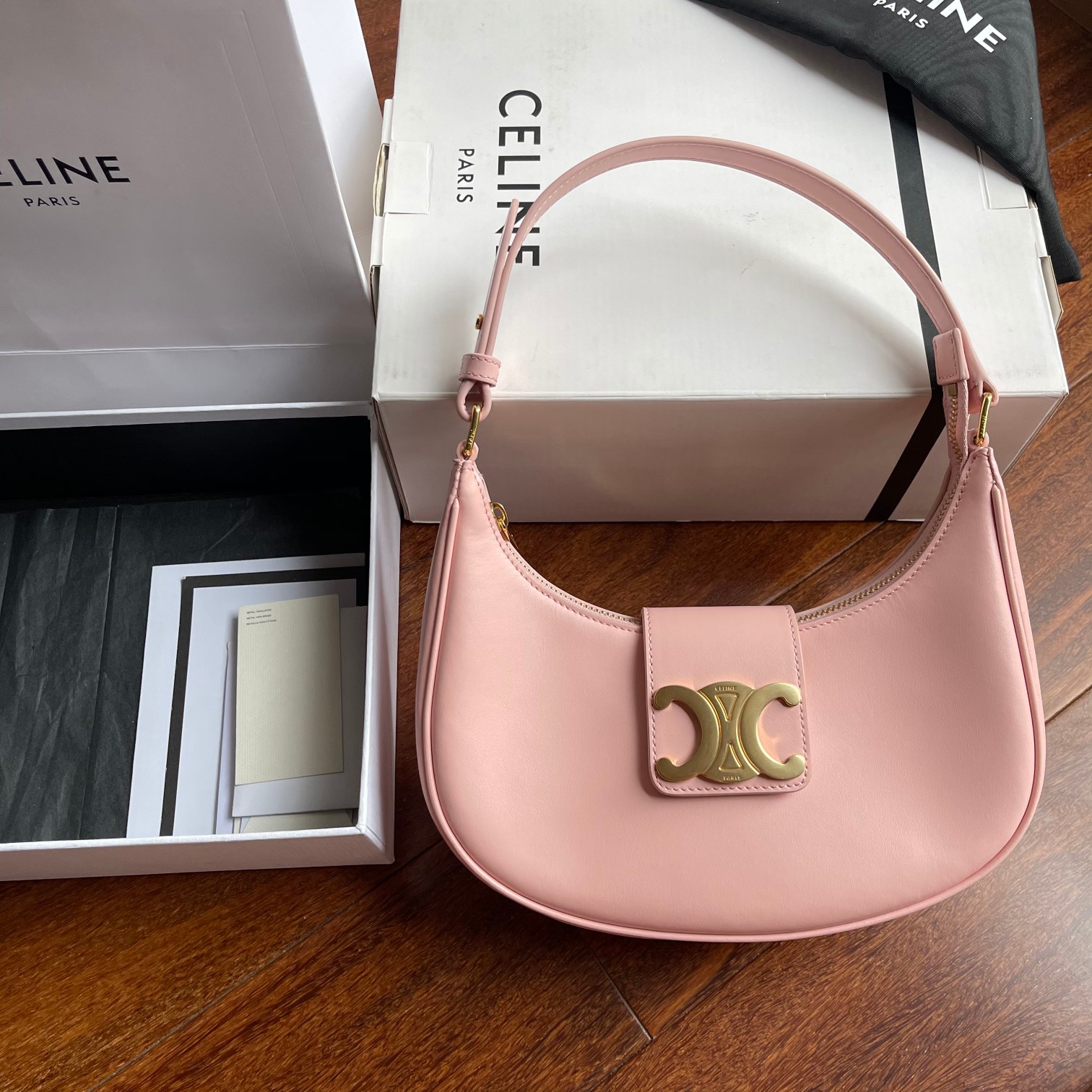 Celine Ava's new armpit bag with large logo in cowhide has a good-looking retro literary atmosphere~ It directly hits my heart. It's really nice!