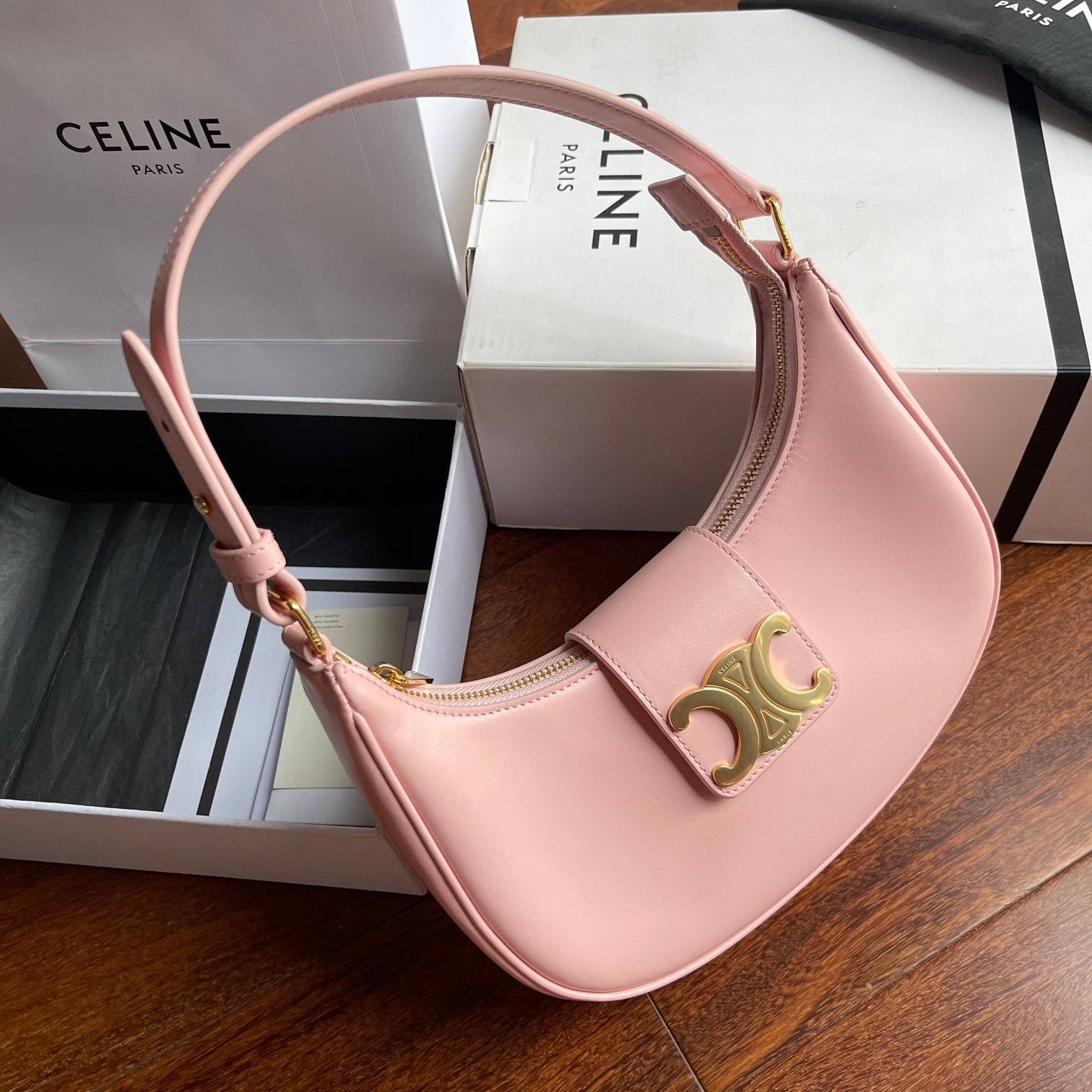 Celine Ava's new armpit bag with large logo in cowhide has a good-looking retro literary atmosphere~ It directly hits my heart. It's really nice!