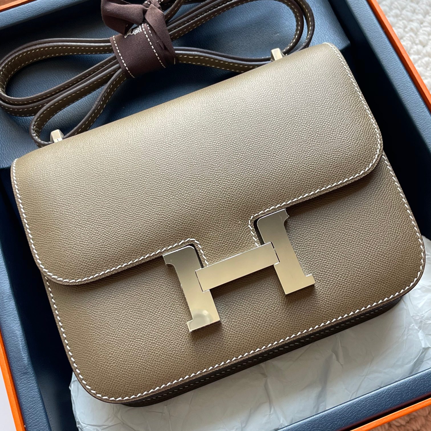 Hermès Prices start at RMB 100,000 at the counter. Fully hand-sewn and rare matching editions. Check out the pictures for the first time at the c