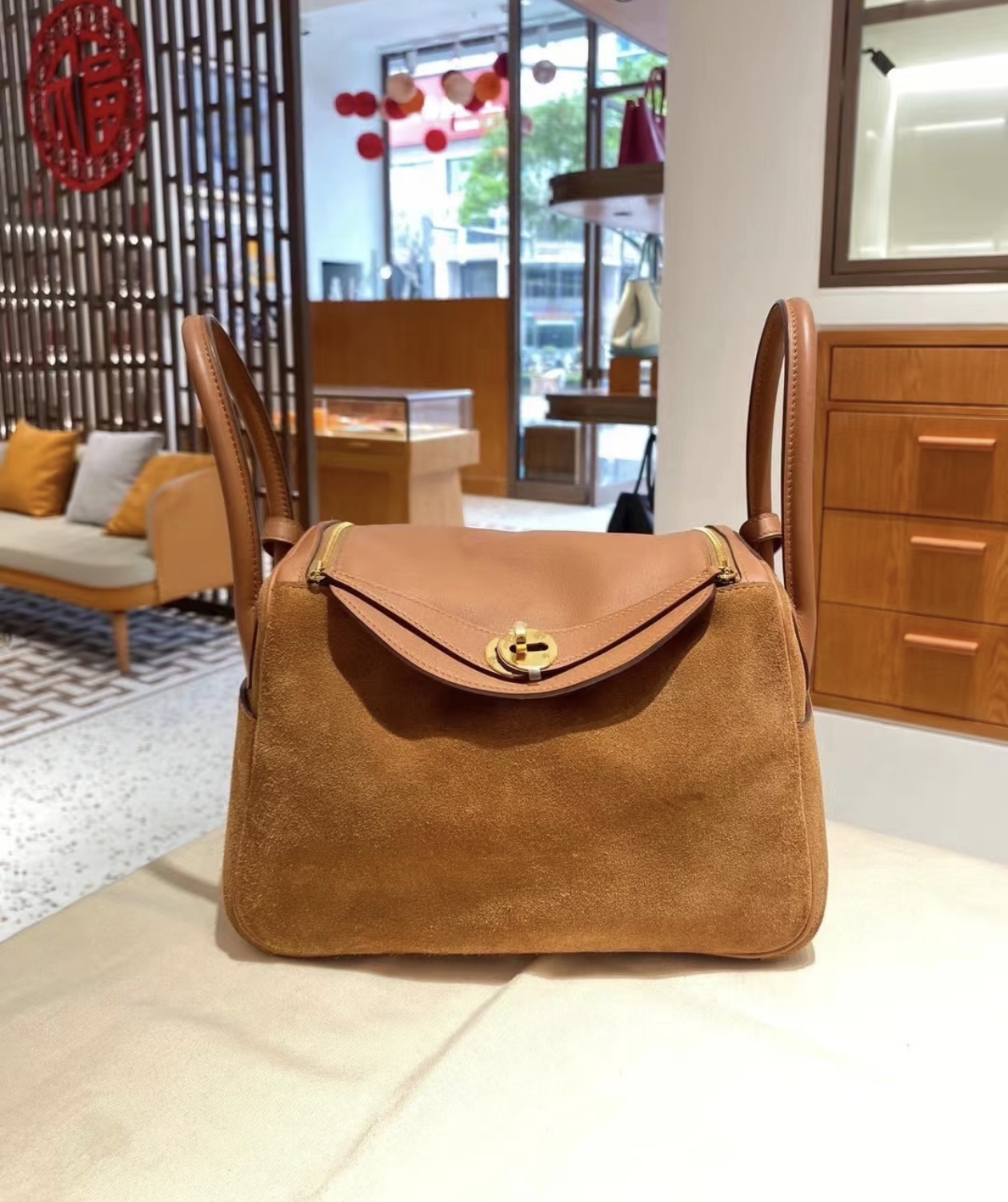 Hermès lindy Lindy 26 suede and swift golden brown upper body picture~26 new product Hermes first release