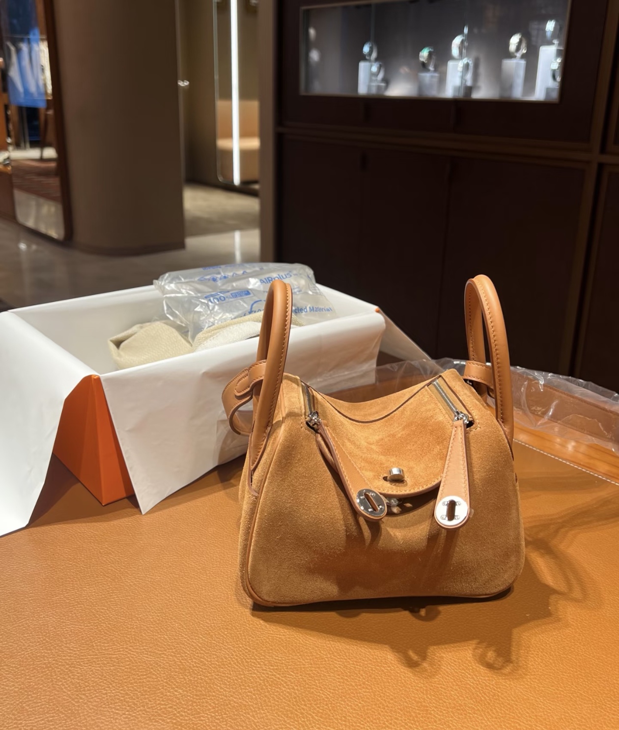 Hermès Lindy 26 suede and swift gold brown counter picture