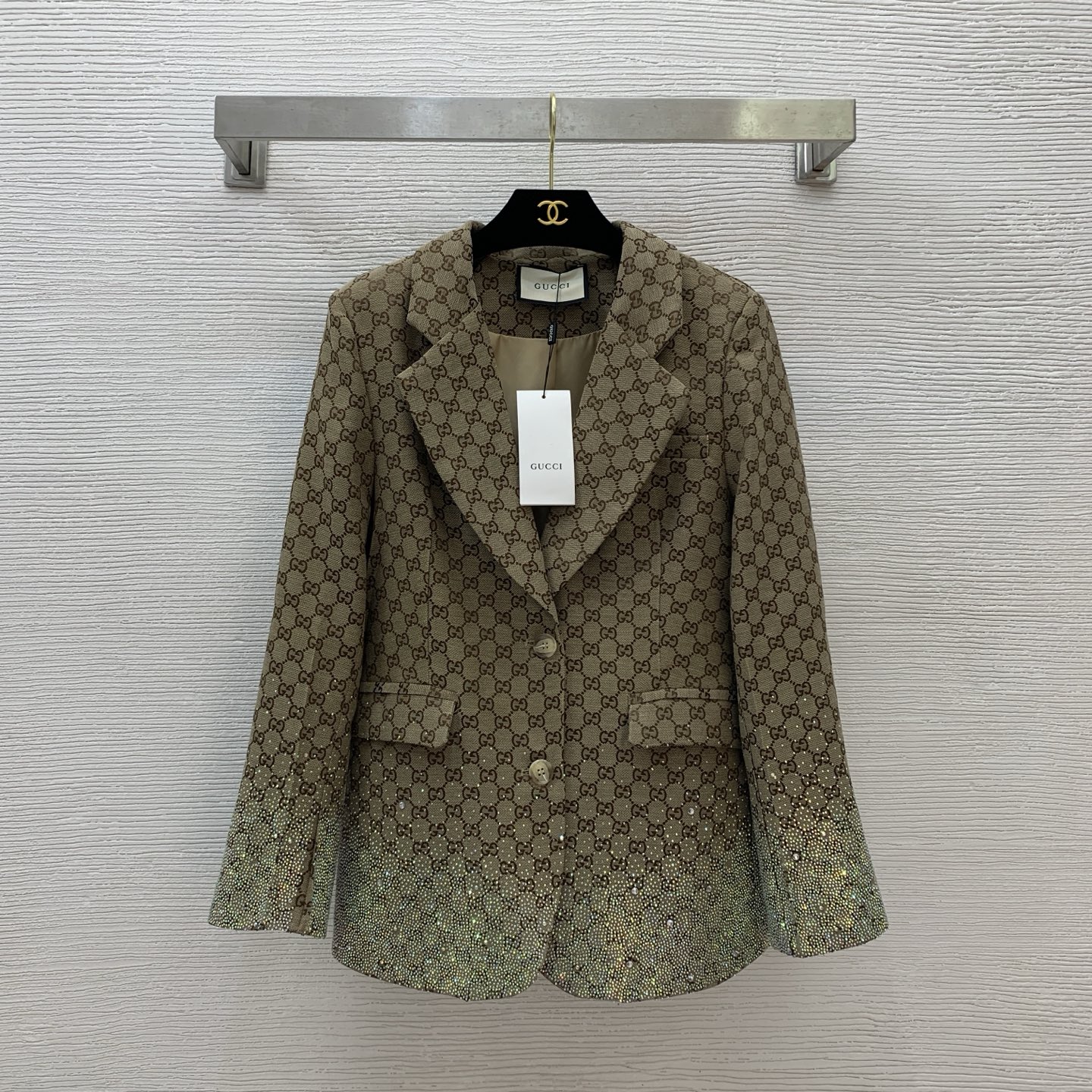 NO:328195,Model number D25032284 GUCC* new classic double GG letter jacquard fabric, original letter logo button heavy industry color diamond decoration fashionable and versatile two-button suit jacket!  (M size shoulder width 40, bust 100, sleeve length 60, clothing length 67), gucci, jackets & coats, business suit, alexander wang19860909款号D25032284 GUCC*新款经典双GG字母提花面料、原版字母logo纽扣重工彩钻装饰时尚百搭两粒扣西装外套！（M码肩宽40,胸围100,袖长60,衣长67）,,gucci,jackets & coats,business suit,alexander wang,Women's clothing