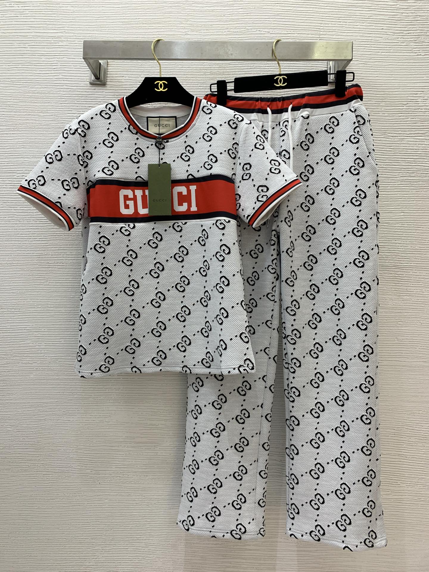 NO:590878,Style No. D25032397 GUCC* new style full-body GG letter contrast stitching fashionable casual sports suit!  Slim-fitting short-sleeved T-shirt top with letter logo on the chest and elastic waist drawstring straight casual pants!  Brown, white, (M size shoulder width 41, chest 96, sleeve length 19, clothing length 61; waist 68 can be elasticated, pants length 100/waist ± 4) hair,, gucci, T-shirt, tees, t-shirt, alexander wang19860909款号D25032397 GUCC*新款满身GG字母撞色拼接时尚休闲运动套装！胸前字母logo标志修身显瘦短袖t恤上衣松紧腰抽绳直筒休闲裤长裤！咖色、白色、（M码肩宽41,胸围96,袖长19,衣长61；腰围68可松紧,裤长100/腰围±4）发,,gucci,T-shirt,tees，t-shirt,alexander wang,Women's clothing