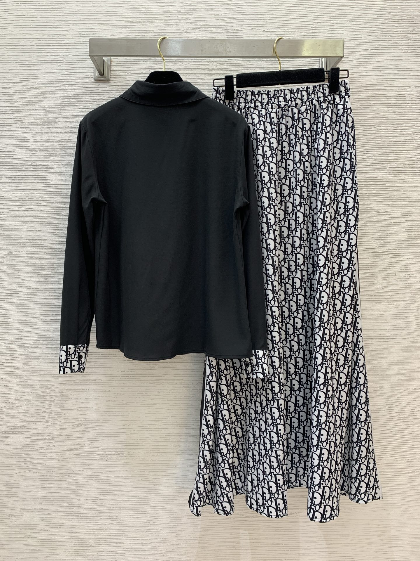 Dior Two-Piece Set: Logo Print Shirt & Skirt - Elegant & Fashionable 3 i1742634926832 9765 0 3