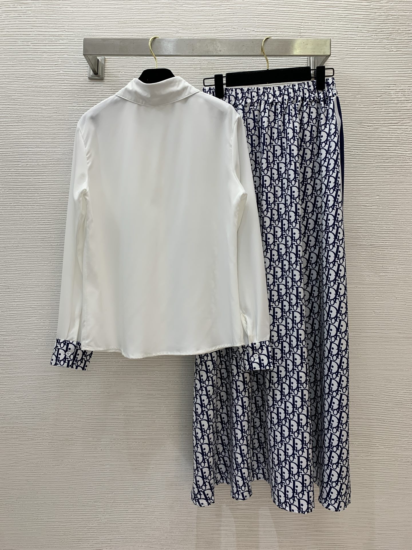 Dior Two-Piece Set: Logo Print Shirt & Skirt - Elegant & Fashionable 5 i1742634926860 8914 0 1