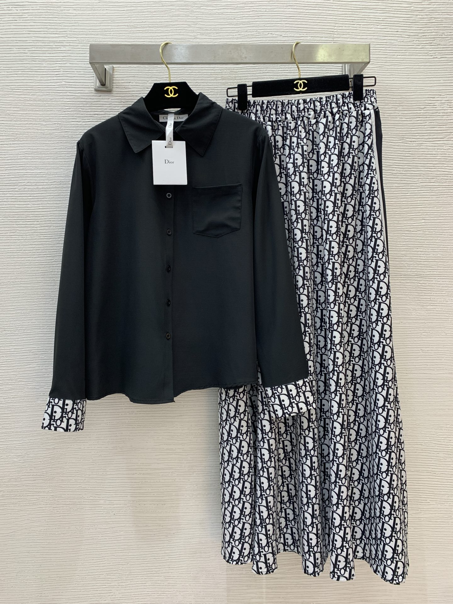 Dior Two-Piece Set: Logo Print Shirt & Skirt - Elegant & Fashionable 2 i1742634926867 1301 0 2