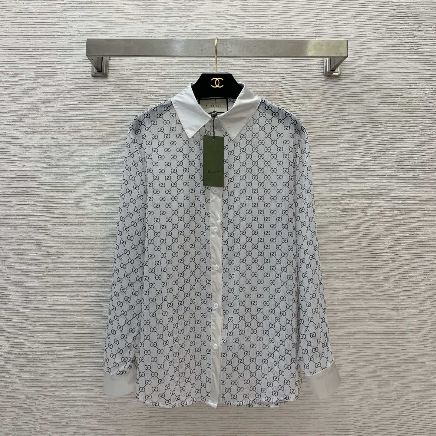 NO:605561,Style No. D25032515 GUCC*LOUIS*LV’s new model, full-body letter logo presbyopia printed satin stitching, fashionable and sexy see-through loose long-sleeved lapel shirt!  G family, LV family, (S size shoulder width 42, chest 104, sleeve length 57, clothing length 72) hair,,gucci,louis vuitton,louis vuitton,louis vuitton,louis vuitton,gucci,alexander wang19860909款号D25032515 GUCC*LOUIS*驴家LV新款 满身字母logo老花印花缎面拼接时尚性感透视宽松长袖翻领衬衣！G家、LV家、（S码肩宽42,胸围104,袖长57,衣长72）发,,gucci,louis vuitton,louis vuitton,louis vuitton,louis vuitton,gucci,alexander wang,Women's clothing