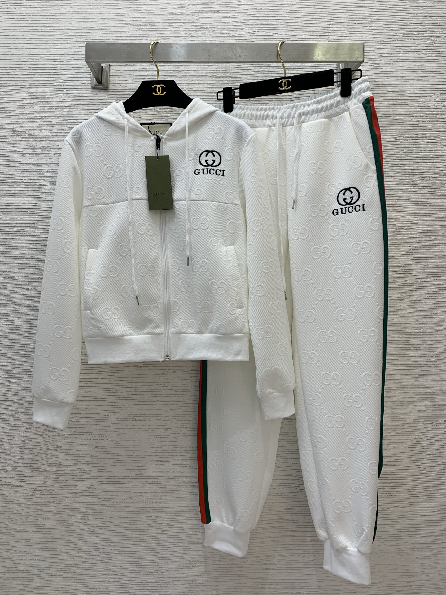 NO:607695,Style No. D25032616 GUCC* new G family letter three-dimensional embossed fabric fashionable casual sports suit!  Hooded zipper jacket with letter logo embroidered badge and stripes on both sides of the top, elastic waist and leggings sweatpants!  Black, white, (M size shoulder width 42, chest 92, sleeve length 60, clothing length 53; waist 70 elastic, pants length 100/waist ± 4) hair,, gucci, gucci, jackets & coats, hats, alexander wang19860909款号D25032616 GUCC*新款G家字母立体压花面料时尚休闲运动套装！字母logo刺绣徽章连帽拉链外套上衣两侧条纹拼接松紧腰束脚运动裤！黑色、白色、（M码肩宽42,胸围92,袖长60,衣长53；腰围70松紧,裤长100/腰围±4）发,,gucci,gucci,jackets & coats,hats,alexander wang,Women's clothing