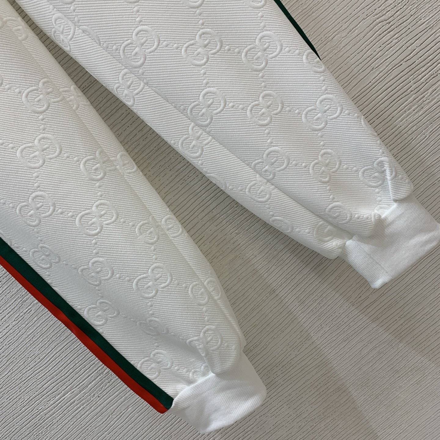 款号D GUCC*新款G家字母立体压花面料时尚休闲运动套装！字母logo刺绣徽章连帽拉链外套上衣➕两侧条