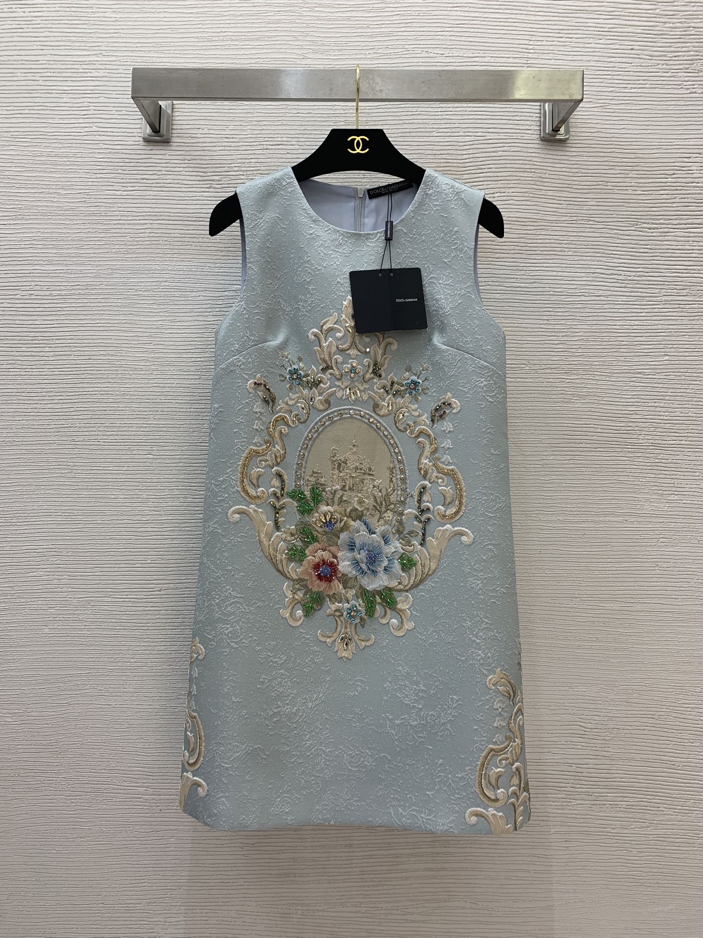 NO:326845,Model number G25032813 Dolce & Gabbana DG* new high-end custom texture jacquard fabric has a crisp and stylish finish!  Palace style heavy industry embroidered flowers inlaid with diamond beads and decorate small A-version banquet dress sleeveless vest dress!  Blue, (Size S bust 86, skirt length 87), Dolce & Gabbana, skirts, alexander wang19860909款号G25032813 杜嘉班纳DG*新款高端定制肌理提花面料版型挺括有型！宫廷风重工刺绣花朵镶钻珠片装饰小A版宴会礼服无袖背心连衣裙！蓝色,（S码胸围86,裙长87）,,Dolce&Gabbana,skirts,alexander wang,Women's clothing