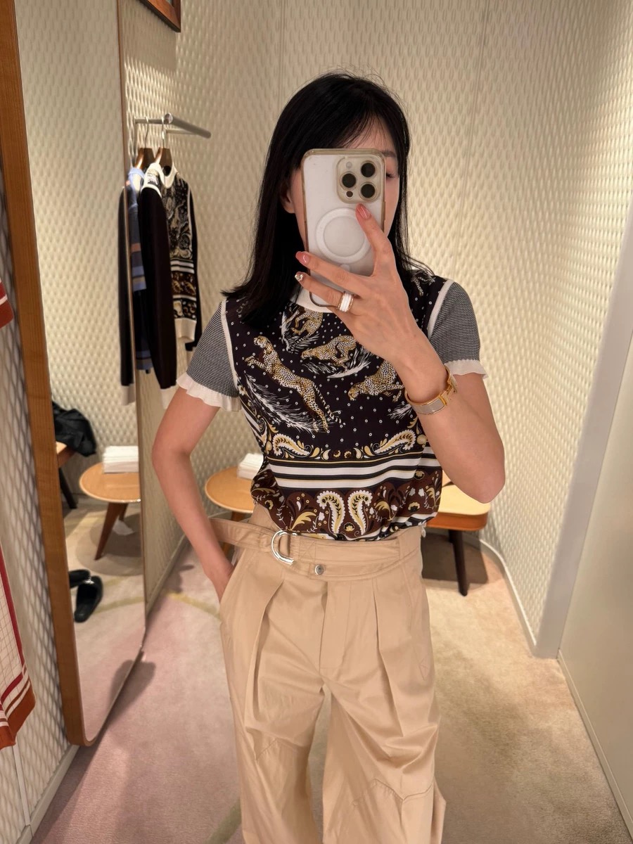 NO:418861,Model number G25032842 HERME*S new high-end custom fabric, front piece 19 Mmi silk twill spliced ​​back piece polka dot knit fabric, retro printed leopard pattern round neck pullover short-sleeved sweater top!  Light blue, black, (M size shoulder width 38, bust 98, sleeve length 22, clothing length 57), hermes, T-shirt, real silk, alexander wang19860909款号G25032842 HERME*S新款高端定制面料、前片19姆米真丝斜纹绸拼接后片波点针织面料、复古印花豹子图案圆领套头短袖针织衫上衣！浅蓝色、黑色、（M码肩宽38,胸围98,袖长22,衣长57）,,hermes,T-shirt,real silk,alexander wang,Women's clothing