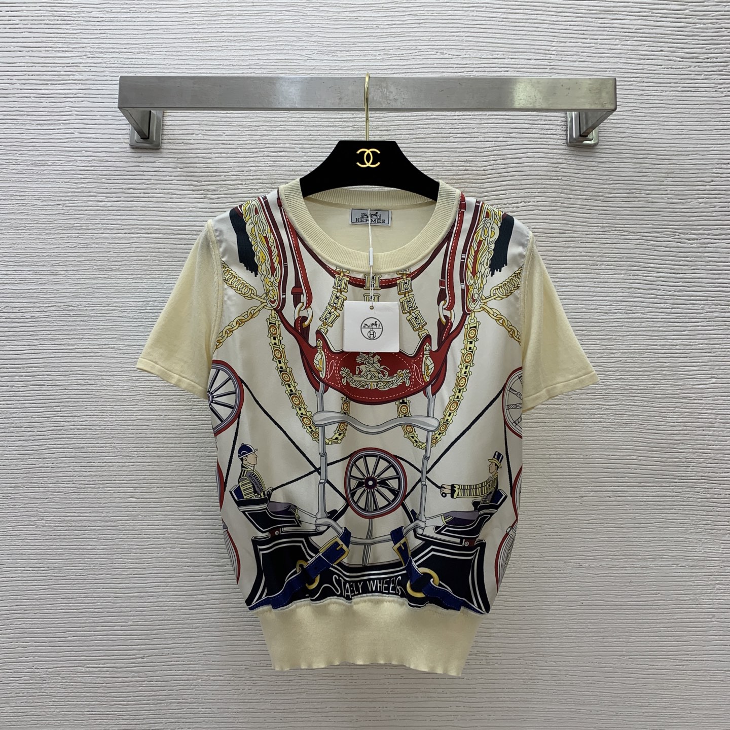 NO:326859,Model number G25033138 Hermè* new high-end custom fabric front piece 19 Mmè silk twill spliced ​​back piece knit fabric, classic chain wheel pattern printed round neck pullover short-sleeved sweater top!  Orange red, apricot color, (M size shoulder width 35, bust 94, sleeve length 19, clothing length 55), hermes, T-shirt, real silk, alexander wang19860909款号G25033138 Hermè*新款高端定制面料前片19姆米真丝斜纹绸拼接后片针织面料、经典链条车轮图案印花圆领套头短袖针织衫上衣！橘红色、杏色、（M码肩宽35,胸围94,袖长19,衣长55）,,hermes,T-shirt,real silk,alexander wang,Women's clothing