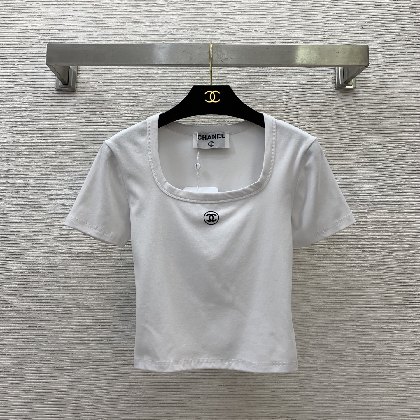 NO:622971,Model No. D25033184 Chane* new style, fashionable, small fragrance, logo flocking, playful and age-reducing square collar, slim-fitting short-sleeved T-shirt top!  Black, white, (M size bust 76, sleeve length 17, clothing length 47 high elasticity), chanel, T-shirt, tees, t-shirt, alexander wang19860909款号D25033184 Chane*新款 气质时尚小香logo植绒俏皮减龄方领修身短袖t恤上衣！黑色、白色、（M码胸围76,袖长17,衣长47高弹）,,chanel,T-shirt,tees，t-shirt,alexander wang,Women's clothing