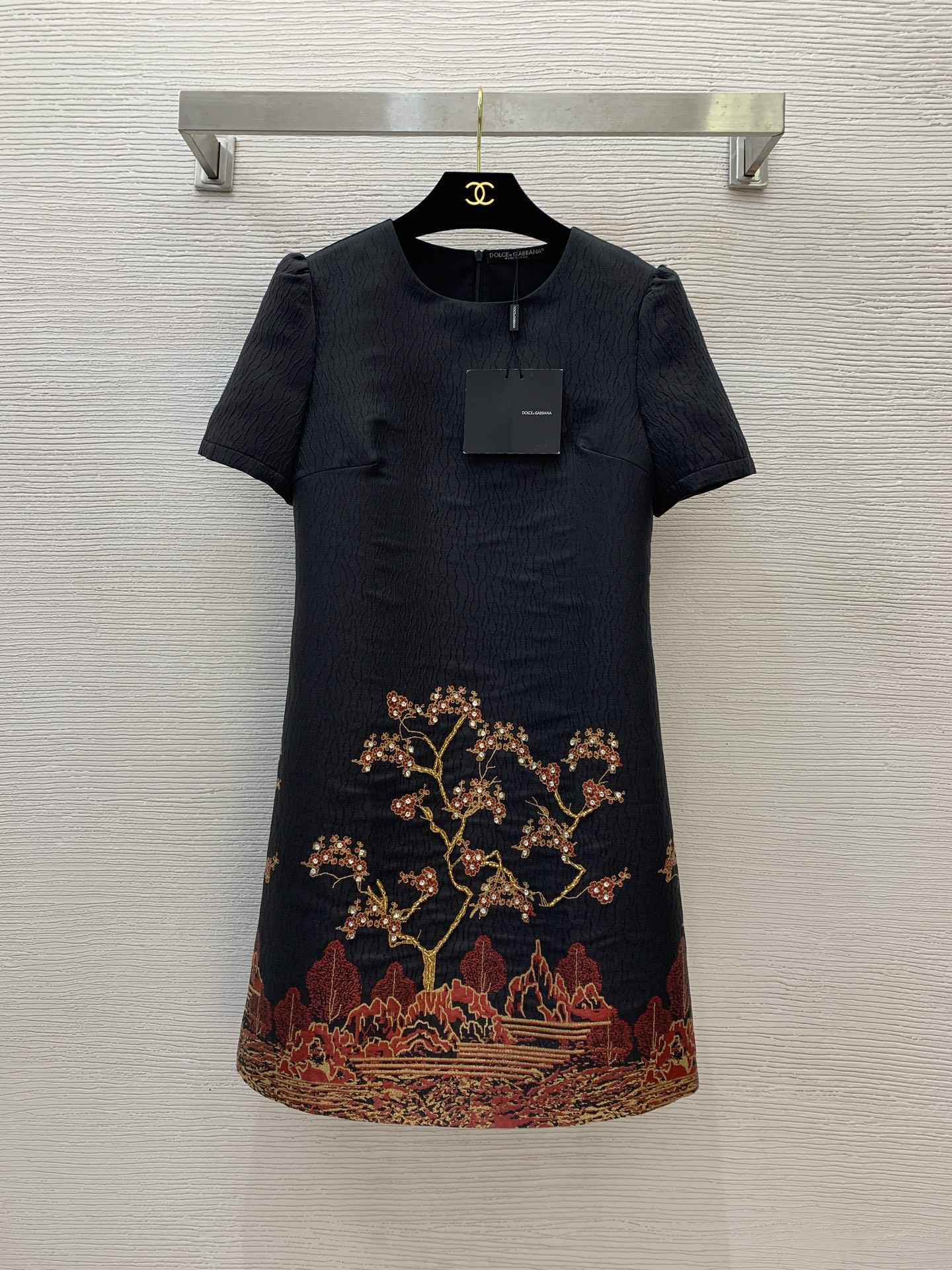 NO:328890,Model number D25040157 Dolce & Gabbana DG* new high-end custom texture jacquard fabric landscape painting plum blossom branches inlaid with diamond beads decorative slim fit and slim A-line puff sleeve short-sleeved dress!  Black, (Size S shoulder width 35, bust 88, sleeve length 22, skirt length 86), Dolce & Gabbana, skirts, T-shirt, alexander wang19860909款号D25040157 杜嘉班纳DG*新款 高端定制肌理感提花面料 风景画梅花枝镶钻钉珠装饰修身显瘦a字泡泡袖短袖连衣裙！黑色,（S码肩宽35,胸围88,袖长22,裙长86）,,Dolce&Gabbana,skirts,T-shirt,alexander wang,Women's clothing