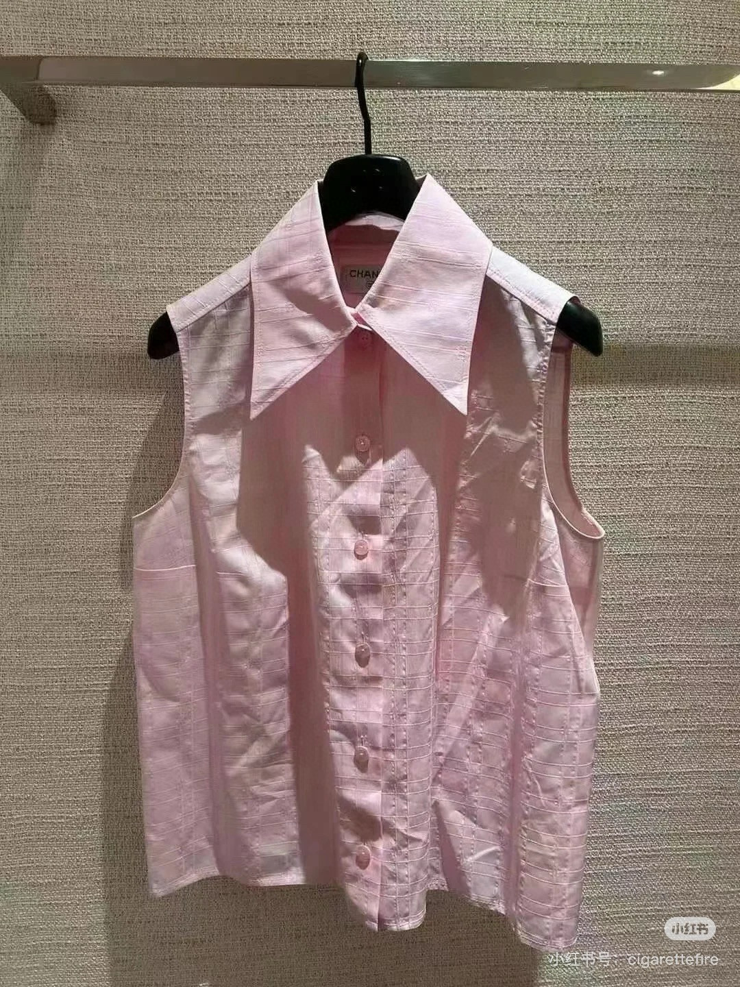 NO:326857,Model number D25033173 Chane* new custom double C plaid jacquard fabric, original letter logo button lapel button slim fit and sleeveless shirt!  Pink, white, (M size shoulder width 37, bust 100, 64 length), Chanel, alexander wang19860909款号D25033173 Chane*新款定制双C格纹提花面料、原版字母logo纽扣翻领系扣修身显瘦无袖衬衣！粉色、白色、（ M码肩宽37,胸围100,衣长64）,,chanel,alexander wang,Women's clothing